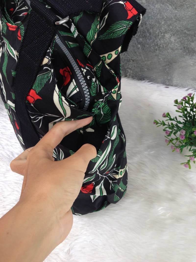 Kipling รุ่น Cicele กระเป๋าสะพายไหล่ใบใหญ่ สวยน่ารัก ตัวกระเป๋าด้านในเป็นช่องโล่งแบบปิดเปิดด้วยซิป มีช่องซิปด้านใน ด้านข้างกระเป๋า มี 2 ช่อง ปิดเปิด ด้วยเทป พร้อมที่ใส่โทรศัพท์ ปากกา และ MP 3 ในส่วนด้านใน และ ด้านข้างกระเป๋า ซ้าย-ขวา เป็นช่องขนาดเล็กสำหรั