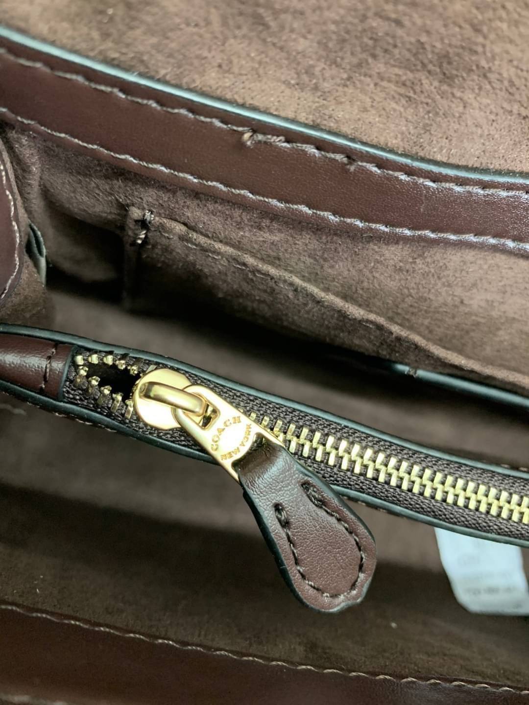 COACH TILLY SATCHEL 23 ((C1802//C1439/C1435)) พร้อมส่งที่ไทยทันทีค่ะ! กระเป๋าสะพายครอสบอดี้ร์หรือหิ้วก็เก๋ไปอีกค่ะ หนังแท้สวยงาม เปิดปิดกระเป๋าแบบหมุนล็อค ภายในมี2ช่องหลัก ใส่กระเป๋าเงินใบกลางได้;มือถือได้ทุกรุ่น;ของจำเป็นสาวๆได้ครบค่ะ;มีช่องซิปกลางและช่อ