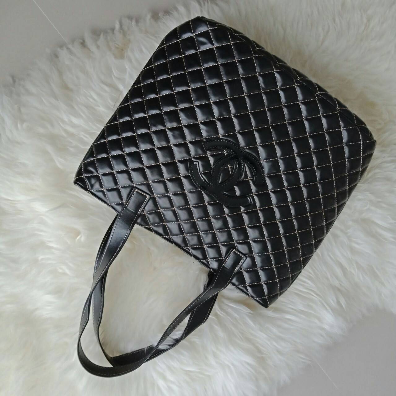 CHANEL LARGE VIP TOTE BAG สินค้าสมนาคุณจากงาน VIP GIFT แบรนด์ดังสุดหรูอย่าง CHANEL โดดเด่นด้วยตัวกระเป๋าขนาดใหญ่ จุของได้เยอะ วัสดุหนัง PU นิ่ม ด้านหน้าปักด้วยโลโก้ CC หนังแก้ว เปิดปิดด้วยกระดุมแม่เหล็ก ด้านในผ้าบุปั้มแบรนด์ชาแนล มีช่องใส่ของใหญ่ แถมแบ่งช