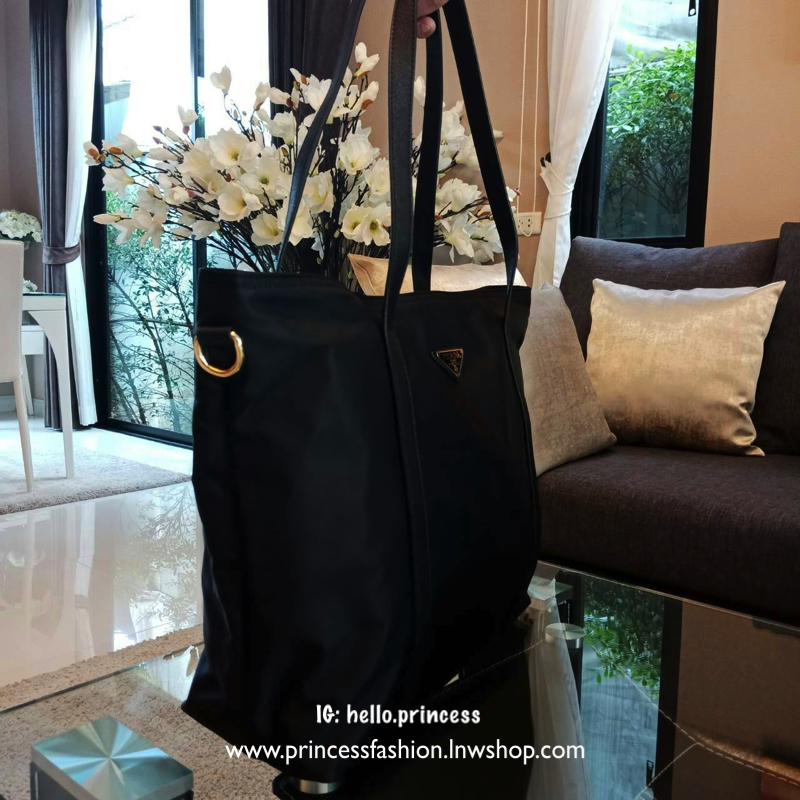 Prada nylon tote bag กระเป๋าสะพายทรง tote วัสดุ nylon premium gift จาก Prada อะไหล่ทอง เปิดปิดด้วยซิป ภายในกว้างใส่ A4, iPad ได้ มีช่องเล็ก และช่องซิป บุผ้าลายแบรนด์ มาพร้อมสายสะพายยาว ปรับได้ freesize ใบนี้ใช้ได้ในทุกวันค่ะ