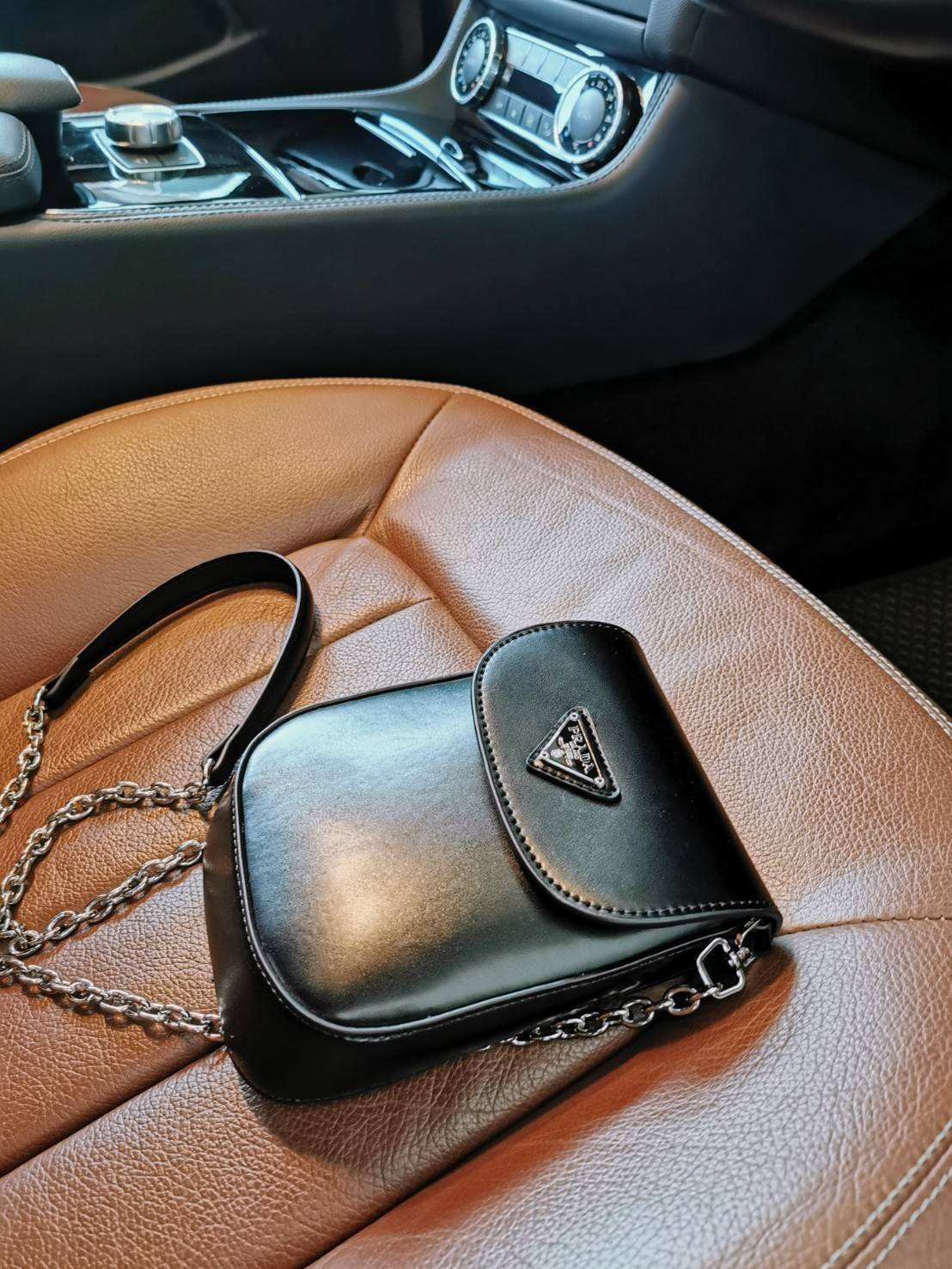 พรีเมี่ยมกิ๊ฟแท้ 100% 】Prada Leather Crossbody Bag Gift With Purchase (GWP) พรีเมี่ยมกิ้ฟรุ่นใหม่ล่าสุดจาก Prada Perfume DutyFree Counter หนังเรียบสวยอยู่ทรงด้านหน้าประดับโลโก้แบรนด์เปิดปิดด้วยฝาปิดกระดุมแม่เหล็ก