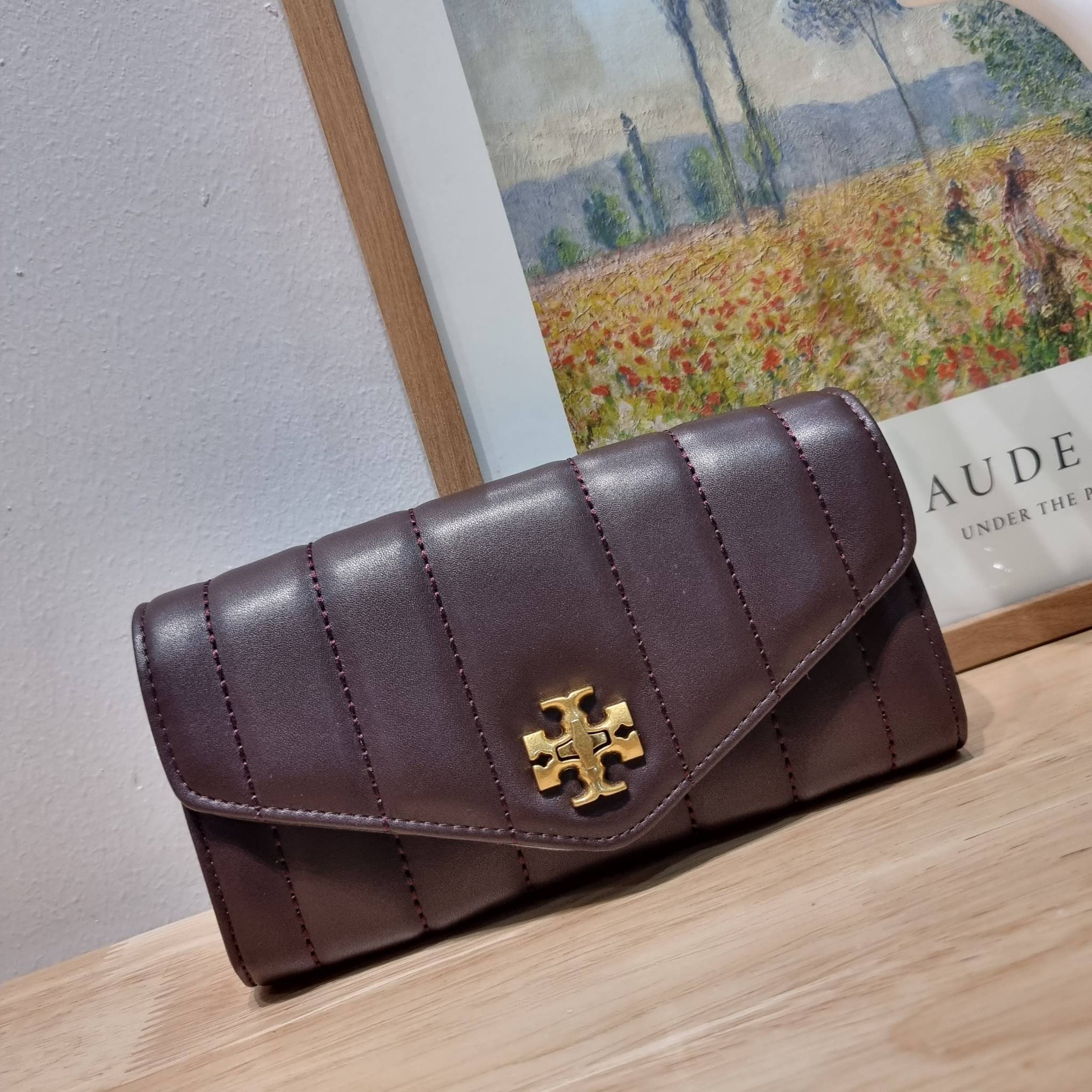TORY BURCH KIRA CHEVRON POUCH KEY FOB / Tory wallet bag กระเป๋าสตางค์ใบยาวรุ่นใหม่ คอลเลคชั่น 2023 หรูหราทุกสี ดีไซน์คงความคลาสสิค ขนาดกำลังดี สัมผัสดีมาก
