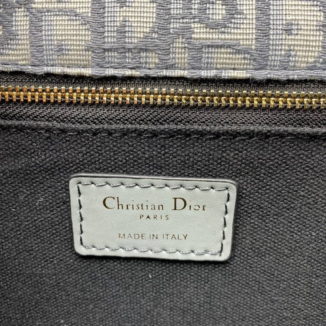 หนังแท้ CHRISTIAN DIOR 30 MONTAIGNE BAG Oblique Jacquard เอกลักษณ์ของความหรู น้ำหนักเบา ไอเท็มหายาก!! Best seller!! ยกให้น้องเลย!! ดีไซน์เรียบหรูในความเป็นเอกลักษณ์ ใช้งานง่าย สะดวก ได้ทุกโอกาส แนะนำเป็น everyday bag ติดตัวไว้เลยจ้าสาวๆ พร้อมส่งที่ไทย ภาพ