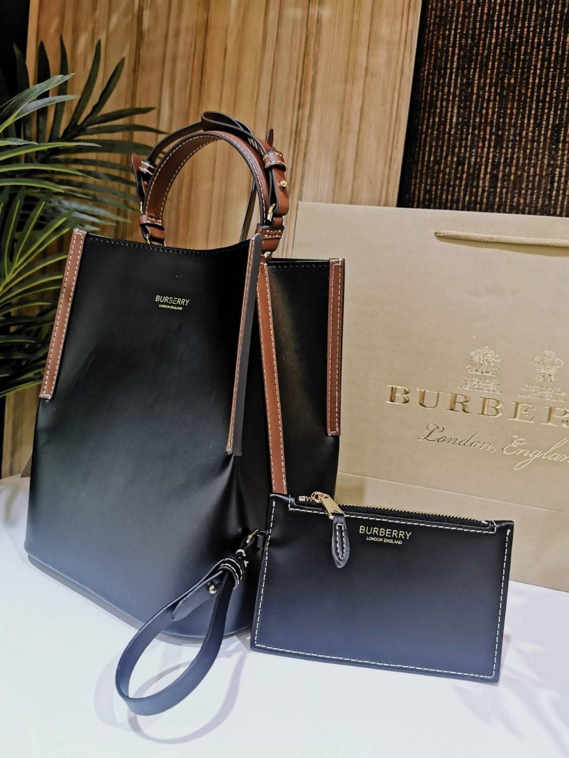 BURBERRY FRAGRANCES BUCKET BAG GIFT WITH PURCHASE พรีเมี่ยมกิ๊ฟ Limited Edition จาก BURBERRY PERFUME วัสดุหนังแท้ CalfSkin สวยหรูอยู่ทรง มาพร้อมกระเป๋าคลัชเล็กเข้าชุดกันสายคล้องสามารถถอดแยกใช้ได้ ภายในโล่งกว้างและจุสามารถใส่กล้อง มือถือ ของใช้ได้เยอะ หูจั