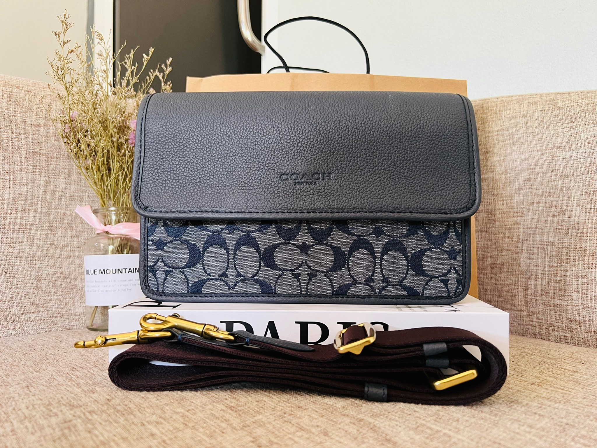 COACH Turner Flap Crossbody In Signature Chambray C8185 กระเป๋าสะพายหนังแชมเบรย์ซิกเนเจอร์และหนังธรรมชาติ ด้านในกระเป๋าซิป กระดุมแป๊ก ซับในหนัง กระเป๋าสลิปด้านนอก สายสะพายถอดได้ ยาว 25” สำหรับสะพายไหล่หรือสะพายข้าง