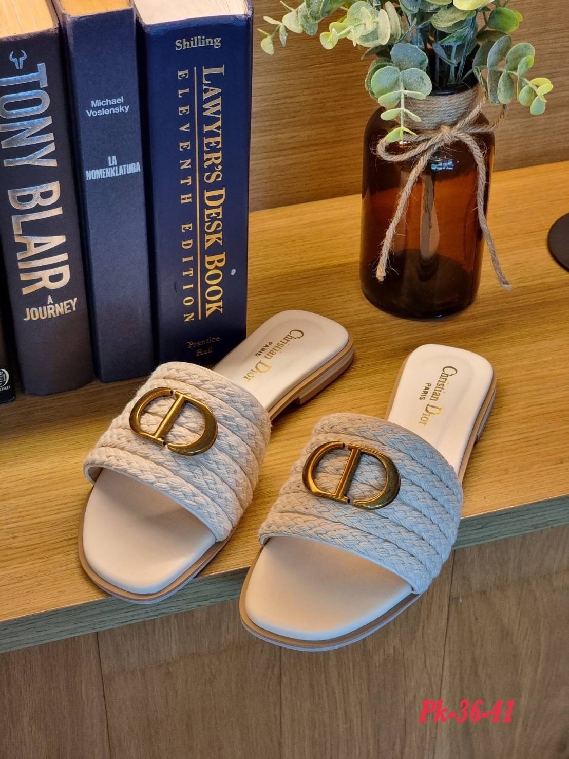 Dior Sandals รองเท้าแตะดิออ รองเท้าส้นเตี้ย งานคัดเกรดคุณภาพทอละเอียด ปั้มแบรนด์ พื้นยางกันลื่นอย่างดี