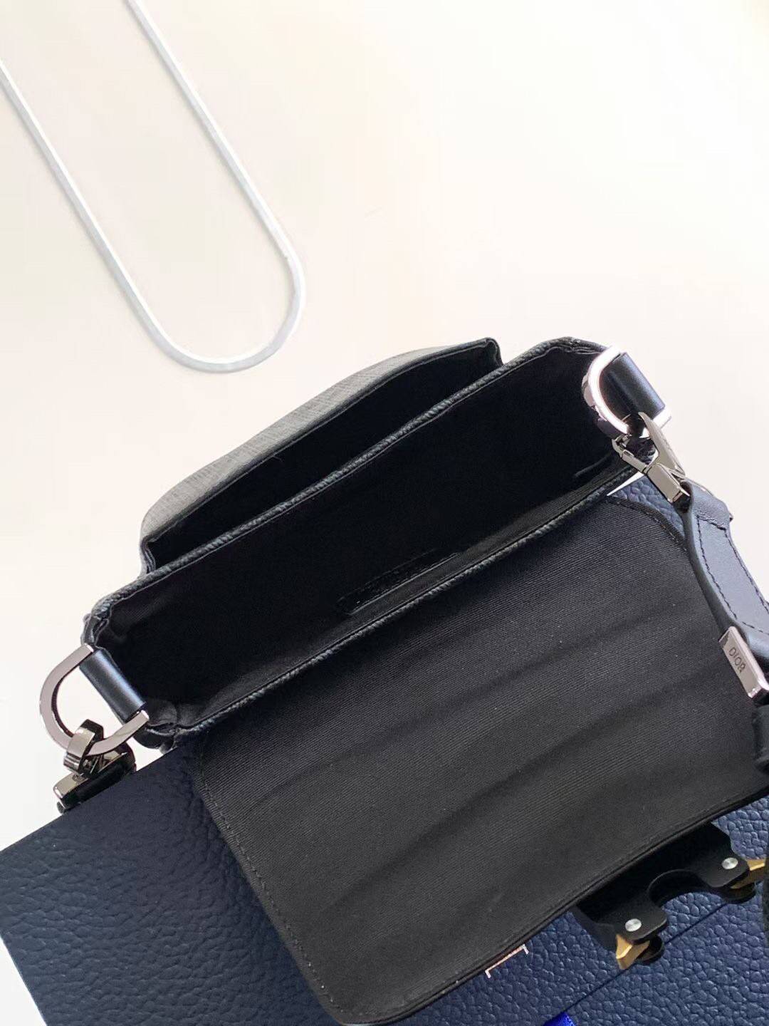 MINI DIOR HIT THE ROAD BAG / Dior Mini Messenger Bag / CD Diamond Messenger Bag ท็อปออริสลับแท้ เกรดดีสุด พร้อมส่ง กระเป๋าสะพาย รุ่นใหม่ล่าสุดคอล Summer 2023 ที่หนุ่มๆไม่ควรพลาด สวยหรูหราเป็นเอกลักษณ์แบรนด์