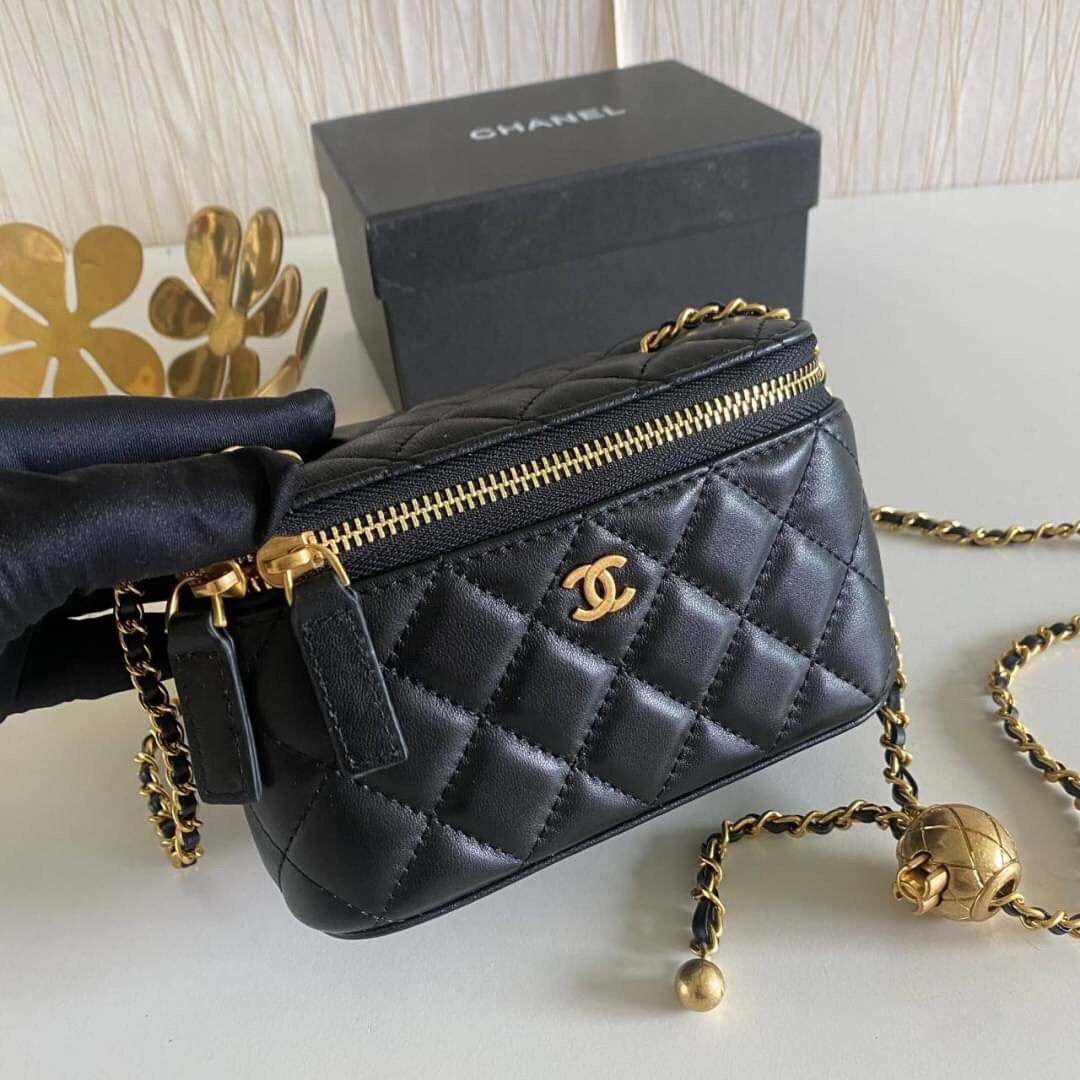 VIP GIFT 】หนังแกะแท้ CHANEL Box With Chain สายโซ่ทองหรูมาก หนังเรียบฟู ขึ้นเงา กระทบแสงยิ่งสวยค่าา โทนสีสวยสดใส เหมาะมากสำหรับสาวๆ ชิคๆ ต้องบอกเลยรุ่นนี้เหล่าเซเลบใช้กันเยอะมากๆ แค่อะไหล่ก็หรูไปเดินครึ่งแล้วค่าา😁 พร้อมส่งที่ไทยที่นี่ที่เดียว