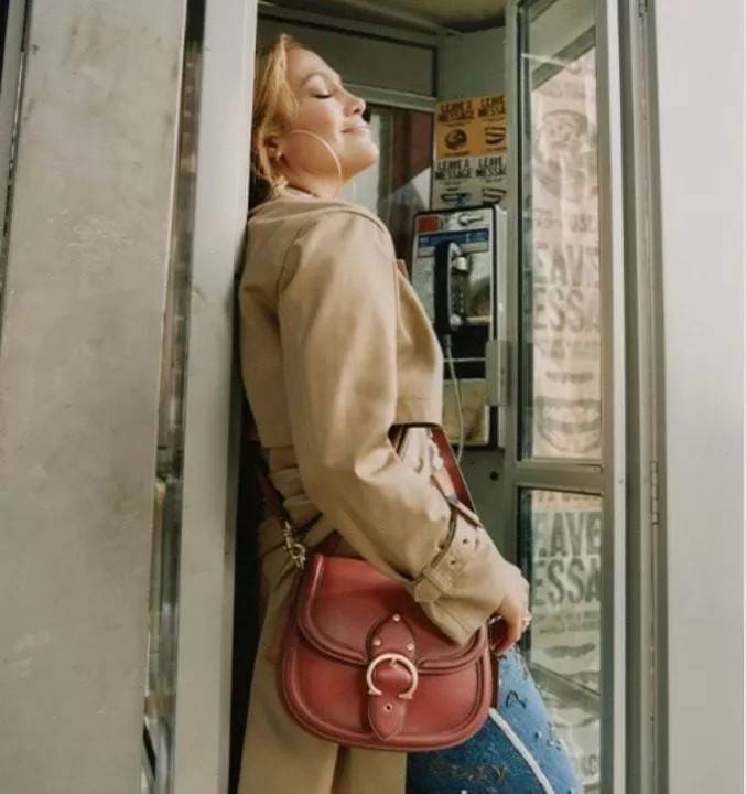 COACH C0749 BEAT SADDLE BAG The best item! ที่สาวๆรอคอย! ฮอตไฟลุก! สีหายาก ละมุนคุณหนู คอลเลคชั่นใหม่ ดีไซน์หรูหรา พิเศษมากๆมาพร้อมสายสะพาย 2 เส้น ใช้คู่กันหรือแยกสะพายก็สวยครบสูตร กระเป๋าสะพายทรง saddle คลาสสิค วัสดุหนัง glove-tanned ทนทาน เปิด-ปิดด้วยกร