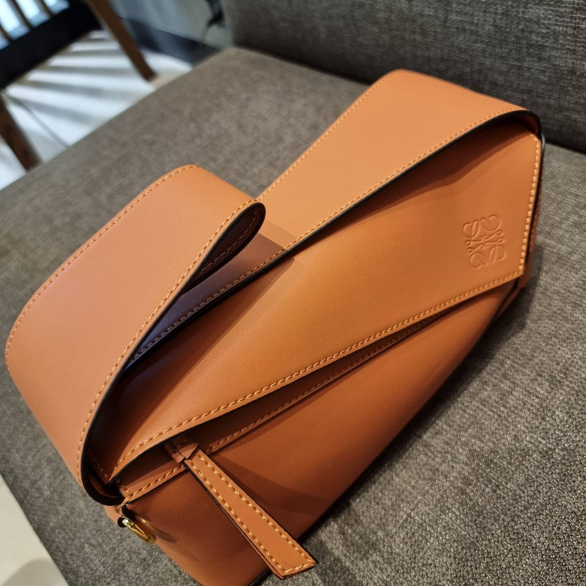 LOEWE PUZZLE HOBO BAG ใหม่ล่าสุด กับแบรนด์ที่มีดีไซน์โดดเด่นเป็นเอกลักษณ์ สวยหรูทุกรุ่นจริงๆ!! กระเป๋าสะพายโฮโบ ทรงสวย สไตล์พัซเซิลคลาสสิค วัสดุหนังวัวฟอกสี นิ่มมือ ฟินมาก!! เปิดใช้งานด้วยซิป ที่ภายในโล่งกว้าง ใส่ของสำคัญได้ครบไม่มีพลาด แบบสบายๆ มาพร้อมสา