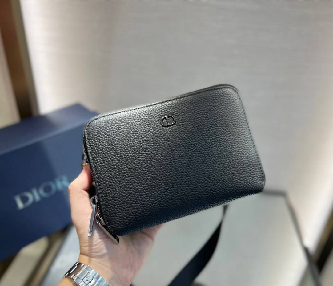หนังแท้ CHRISTIAN DIOR BLACK GRAINED CALFSKIN POUCH WITH SHOULDER STRAP BAG พร้อมส่งที่ไทย เกรดออริจินอลหนังแท้ทั้งใบ ภาพสินค้าถ่ายจากงานขายจริง ใช้งานต่างประเทศได้
