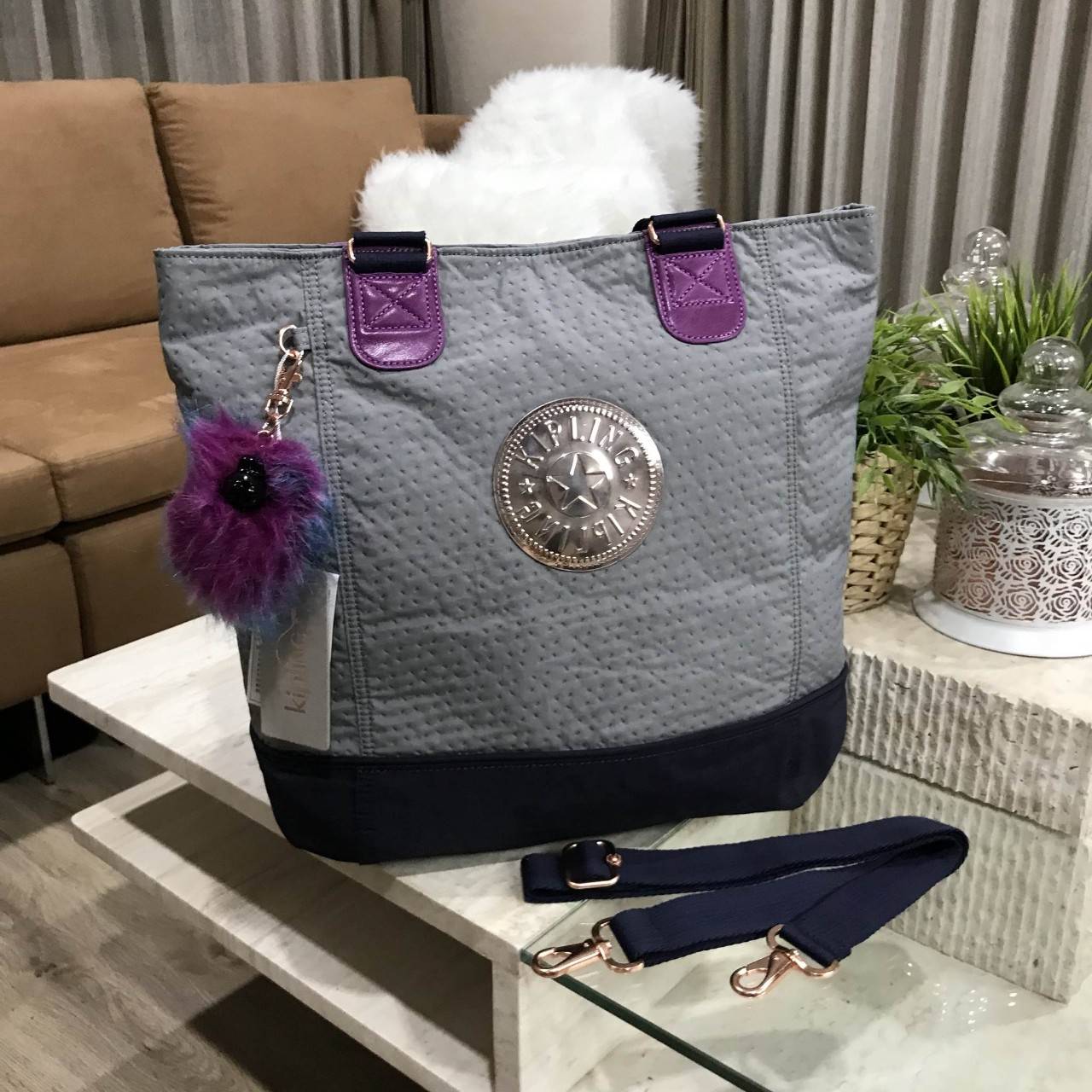 KIPLING SHOPPER BAG รุ่น Limited Rare items! สุดๆ วัสดุ Cotton+Polyester 100% ดีไซน์คลาสสิกมีลูกเล่นที่เทคเจอร์ตัวกระเป๋าสวยเป็นเอกลักษณ์เฉพาะของ Kipling หูหิ้วสะพายไหล่ได้ มือจับหูหิ้วเป็นหนังปั้มโลโก้ พวงกุญเเจลิงถอดเเยกใช้ได้ เปิดปิดด้วยซิป หัวซิปปั้มเ
