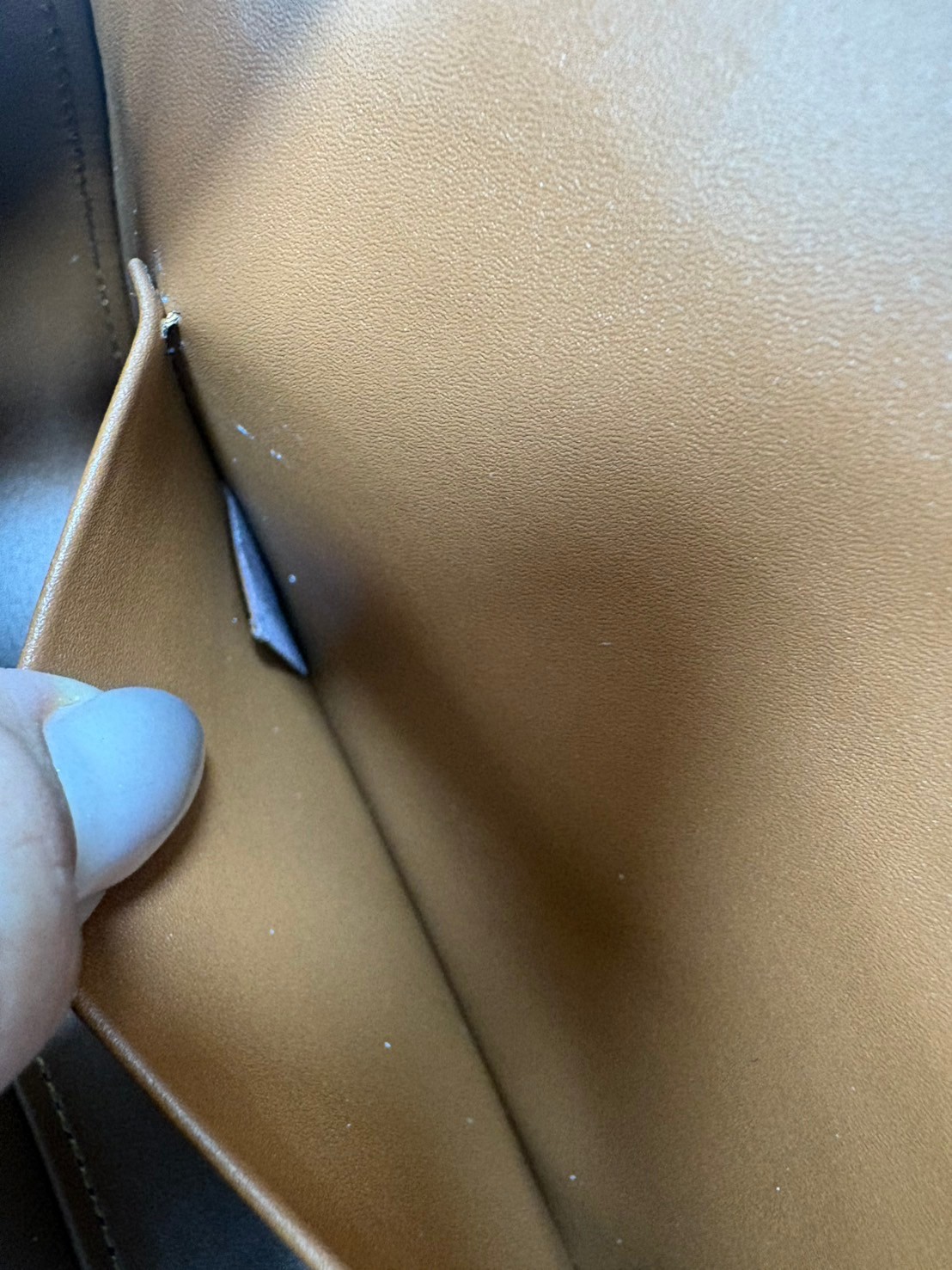 CELINE LOLA TEEN bag in Triomphe กระเป๋าทรงโฮโบรุ่นใหม่ สวยก่อนใคร ดีไซส์ใหม่มุมโค้งมน สวยละมุนเป็นคุณหนูน่าทะนุถนอม มีหูจับและสายสะพายยาว ปรับใช้งานได้หลายโอกาส ขนาดกำลังดี น่ารักมากๆ