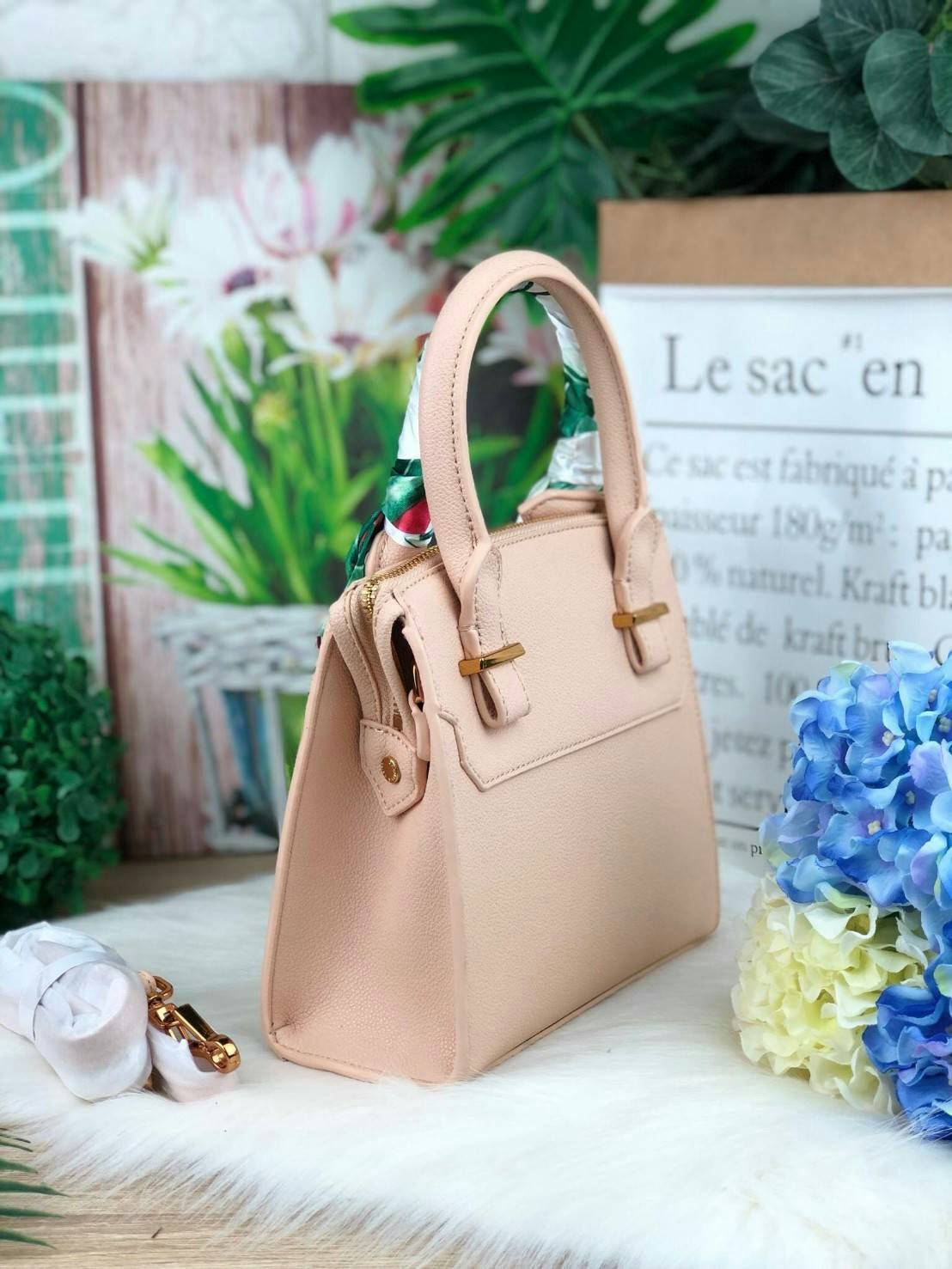 New arrival!! CHARLES & KEITH SCARF WRAPPED TOP HANDLE BAG รุ่นใหม่ชนช็อป กระเป๋าถือ/สะพายวางอยู่ทรง มีหมุดรองฐานซ้ายขวา ที่หูหิ้วกระเป๋ามีผ้าพันสวยงาม เปิดปิดด้วยซิป ด้านในกว้างจุของได้พอสมควร ใส่ iPhone plus และกระเป๋าเงินใบกลางได้ค่า มาพร้อมสายสะพายยาว