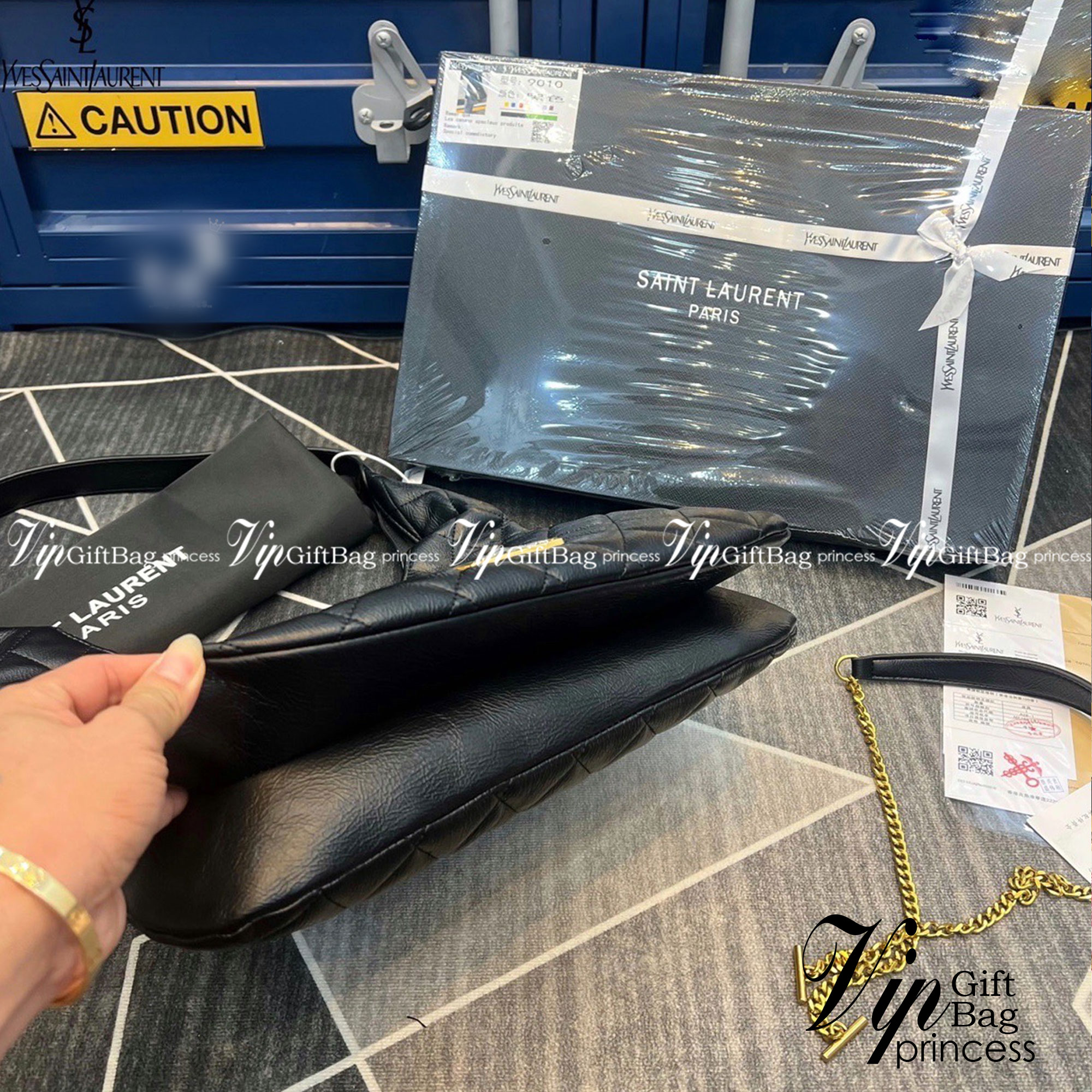 YSL maxi shopping bag in quilted lambskin / YSL tote bag กระเป๋าสะพาย YSL ทรงชอปปิ้งมาใหม่ หน้าติดโลโก้แบรนด์สีทอง ใช้งานง่าย จุของได้เยอะเลยค่ะ สาวๆนักช็อปห้ามพลาดน้า งานหนังซอร์ฟสวย ภาพสินค้าถ่ายจากงานขายจริง ใช้งานต่างประเทศได้