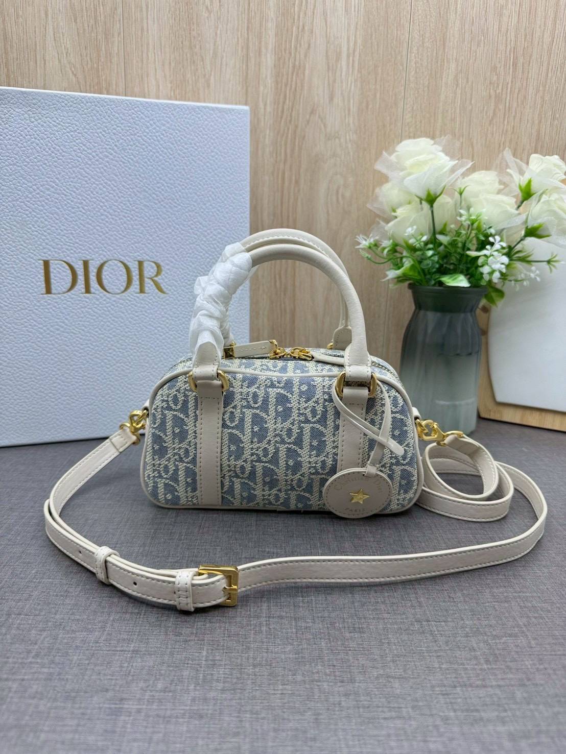 ORI หนังแท้ | DIOR D-Vibe East-West Nano Bag กระเป๋าทรงหมอนไซส์มินิน่ารัก ดีไซน์โบว์ลิ่งรูปทรงทันสมัยใช้งานง่ายจุของสำคัญได้ครบ สวยสง่างามเป็นเอกลักษณ์