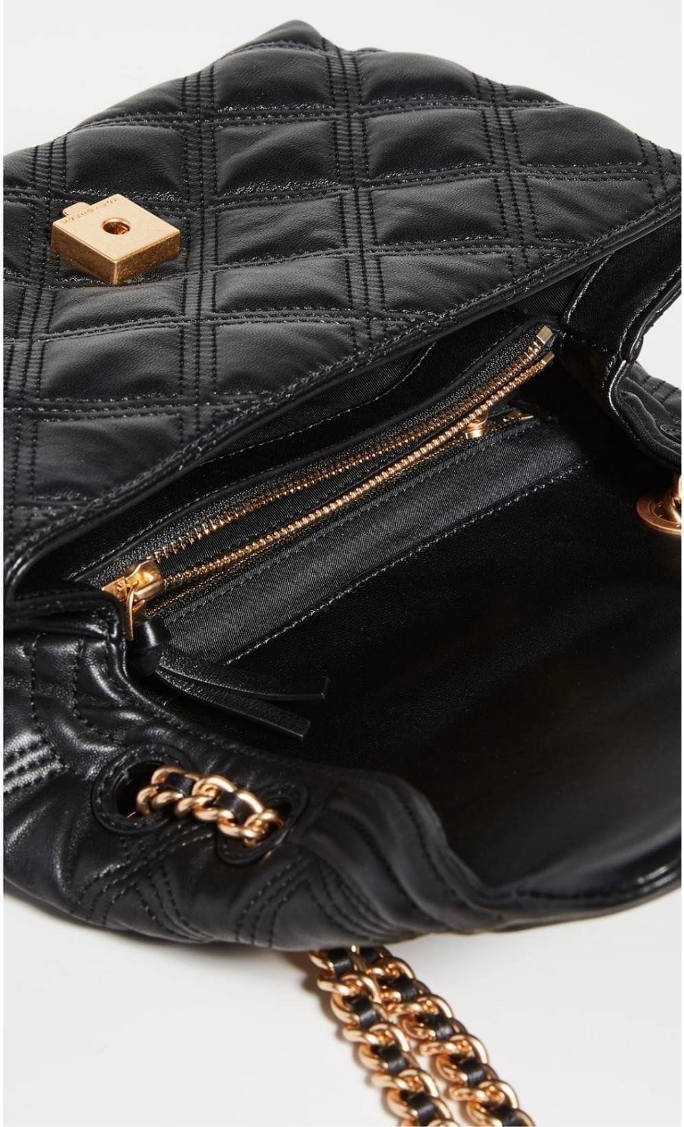 TORY BURCH FLEMING SOFT CONVERTIBLE SHOULDER BAG รุ่นหายากที่สาวๆตามหา มาพร้อมเสิร์ฟความสวยถึงบ้านไปเลยจ้า รอบนี้คัดสีสวยๆมาให้ได้ช้อปกันอย่างจุใจไปเลย กระเป๋าสะพายไหล่ หนังแท้นิ่มเต็มใบ สวยหรูดูแพง เปิด-ปิดด้วยตัวกดล็อคแน่นหนา สายสะพายในตัวปรับใช้ได้ 2 แ