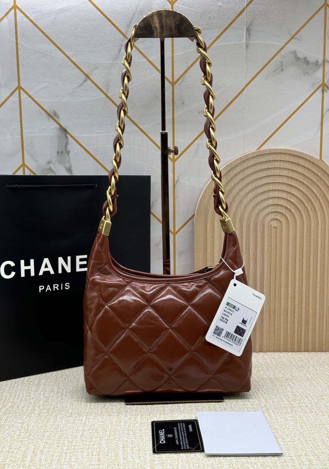 CHANEL SMALL HOBO BAG Shiny Leather & Gold-Tone Metal 20cm กระเป๋าทรงโฮโบ ดีไซส์สวยเรียบหรู เกรดออริ สลับแท้ 1:1 ใช้งานต่างประเทศได้
