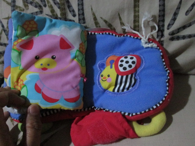 Fisher Price ABC Farm Cloth Book หนังสือผ้าเสริมพัฒนาการด้านภาษามือสอง