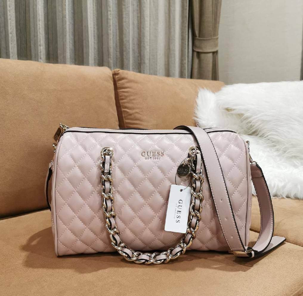 GUESS WOMEN’S BOWLING BAG กระเป๋าสะพายทรง Bowling รุ่นใหม่ล่าสุดจาก GUESS FACTORY หนังนิ่มลายตารางสวยอยู่ทรงใบใหญ่กำลังดี ด้านหน้าประดับโลโก้หูหิ้วโซ่ร้อยหนังสะพายไหล่ได้เเข็งแรงรับน้ำหนักได้เยอะ เปิดปิดด้วยซิปสะดวกใช้ มีหมุดรองฐานกันรอย ภายในมีช่องซิปและ