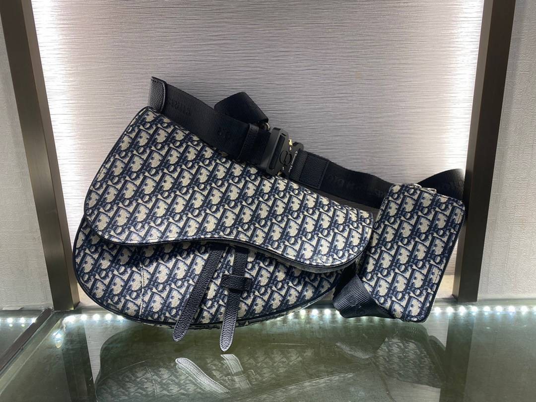 หนังแท้ DIOR MAXI SADDLE BAG Beige and Black Dior Oblique Jacquard พร้อมส่งที่ไทย งานหนังแท้และผ้าแจ็คการ์ดออริจินอล ภาพสินค้าถ่ายจากงานขายจริง ใช้งานต่างประเทศได้