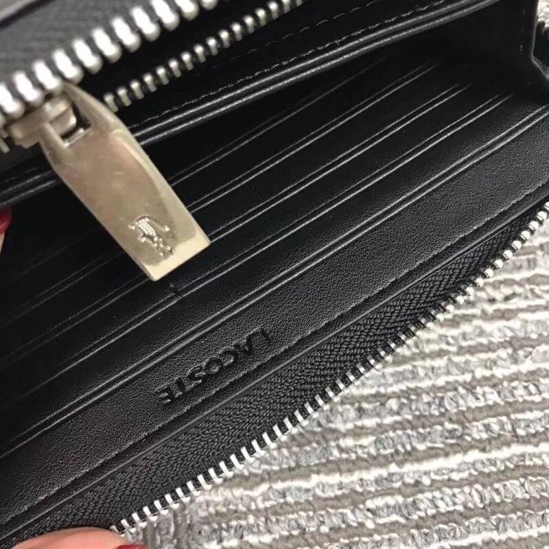 LACOSTE FACTORY LONG WALLET กระเป๋าสตางค์ใบยาวรุ่นใหม่ล่าสุดหนังสวยอยู่ทรงเปิดปิดด้วยซิปรอบด้านหน้ามีโลโก้แบรนด์เรียบหรู ภายในมีโลโก้ ช่องซิป ช่องใส่บัตรหลายช่องใส่มือถือ iphone8 เหรียญ บัตรได้เยอะ ตัวจริงสวยน่าใช้คลาสสิคไม่มีเอ้าท์ ราคาสุดคุ้ม สินค้ามาพร