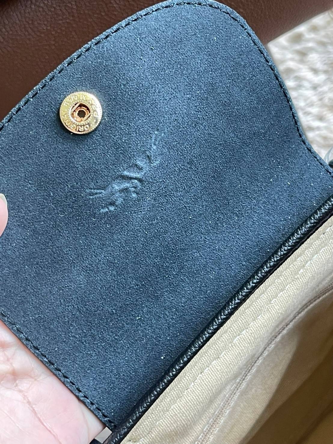 LONGCHAMP LE PLIAGE COLLECTION PAILLE TOP HANDLE BAG มี 3 ขนาด XS/S/M กระเป๋าถือหรือสะพาย งานสาน raffia ปากกระเป๋าตัดด้วยหนังสีดำ ลุคช์สุดเท่ของเหล่า Celebrities กับกระเป๋าปิคนิกสุดฮิตจาก Longchamp อย่าง Le Pliage Paille (เลอ ปลิยาจ ไพล์) ถือเป็นกระเป๋าที