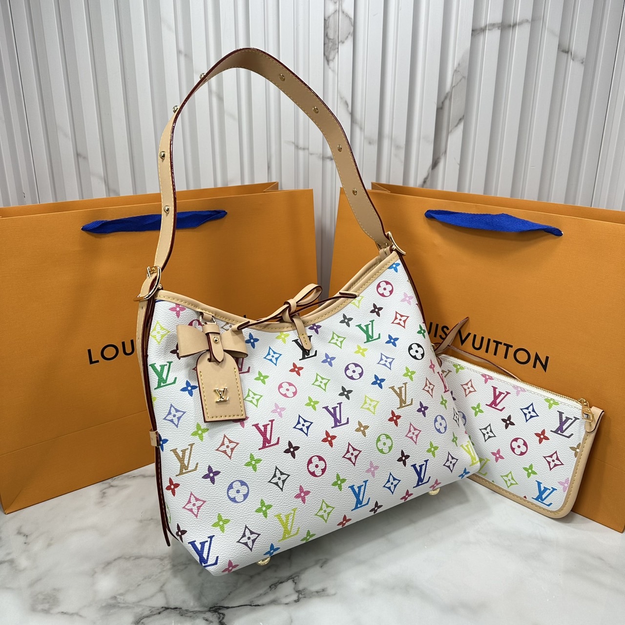 LV x TM CarryAll PM bag Murakami กระเป๋าทรงโท้ทแครี่ออลสุดคลาสสิกแต่งแต้มดีเทลเปี่ยมชีวิตชีวาจากคอลเลคชั่น LV x Murakami ด้วยลายโมโนแกรมสุดไอคอนิกเปี่ยมสีสันใหม่