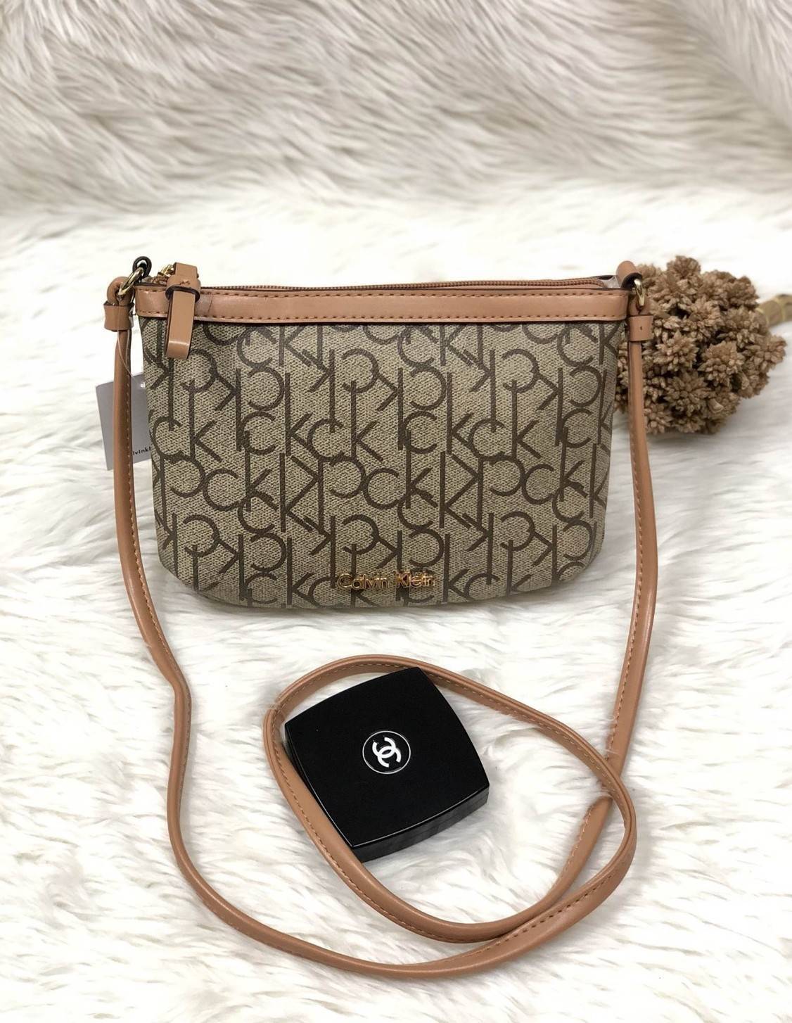 CALVIN KIEIN MINI CROSSBODY BAG สินค้าเข้าใหม่น่าใช้ค่ะ กระเป๋าสะพาย วัสดุหนังลายแบรนด์ทั้งใบ ด้านหน้าติดโลโก้แบรนด์อะไหล่ทอง เปิดปิดกระเป๋าแบบซิป ภายในโล่ง ใส่ของจุ สามารถใส่ธนบัตร สมุดแบงค์ มือถือรุ่นต่างๆ เครื่องสำอางค์ กระเป๋าสตางค์ใบสั้น บอกเลยจุค่ะ 