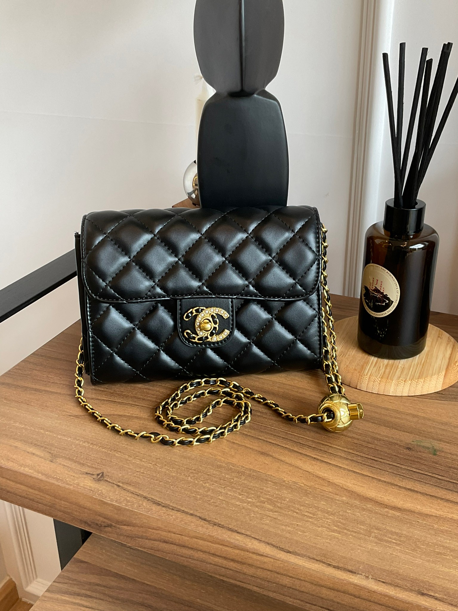 Chanel Golden Ball Flap Bag / CHANEL WOC VIP GIFT CROSSBODY CHAIN BAG กระเป๋าทรงสะพายข้าง ที่กำลังมาแรงมาในตอนนี้ ตัวกระเป๋าเป็นกระเป๋าสตางค์หนังพียูพรีเมี่ยม อะไหล่ทองวินเทจทั้งใบ ด้านหน้าประดับโลโก้พร้อมมุก CC สุดหรู เปิดปิดด้วยตัวหมุนล็อค แบ่งช่องใส่ขอ