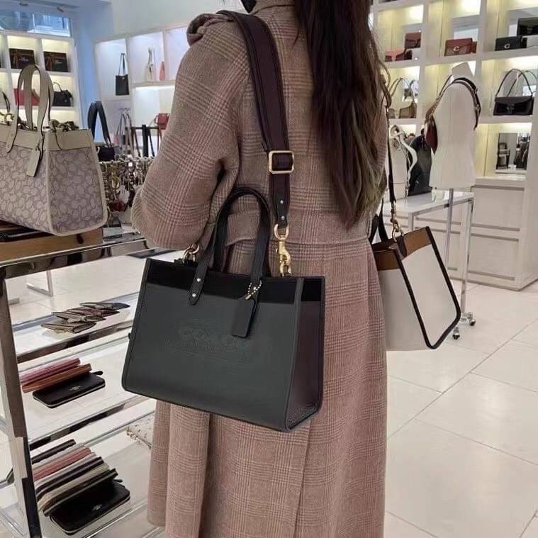 COACH Field Tote 30 In Colorblock With Coach Badge พร้อมส่งที่ไทย เขียวเหนี่ยวทรัพย์มาแล้วค่าา งานสวยหรูดูแพงมากกก สีสวยมาก จะถือหรือสะพายข้างก็ได้ หลากหลายสไตล์ค่ะ