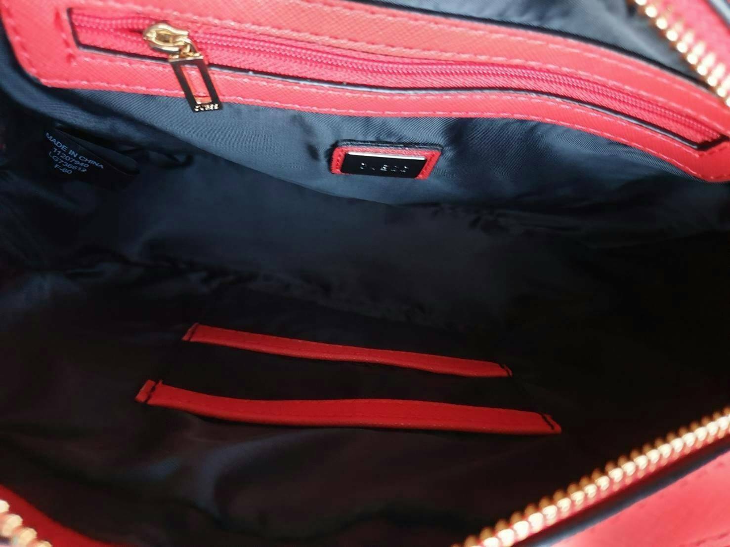 GUESS ANGELEA LOGO CROSSBODY กระเป๋าสะพายหนังซาฟิโน่ทรงตั้งสวย ด้านหน้าติดโลโก้แบรนด์ทรงกลมนูน เปิดปิดด้วยซิป ด้านในโล่งกว้าง มีช่องซิปเล็ก สามารถใส่กระเป๋าสตางค์ใบยาว มือถือ ของจุกจิกได้เยอะ ขนาดกำลังดี สะพายได้เท่ห์ๆเข้าได้กับทุกชุดเลยนะคะ