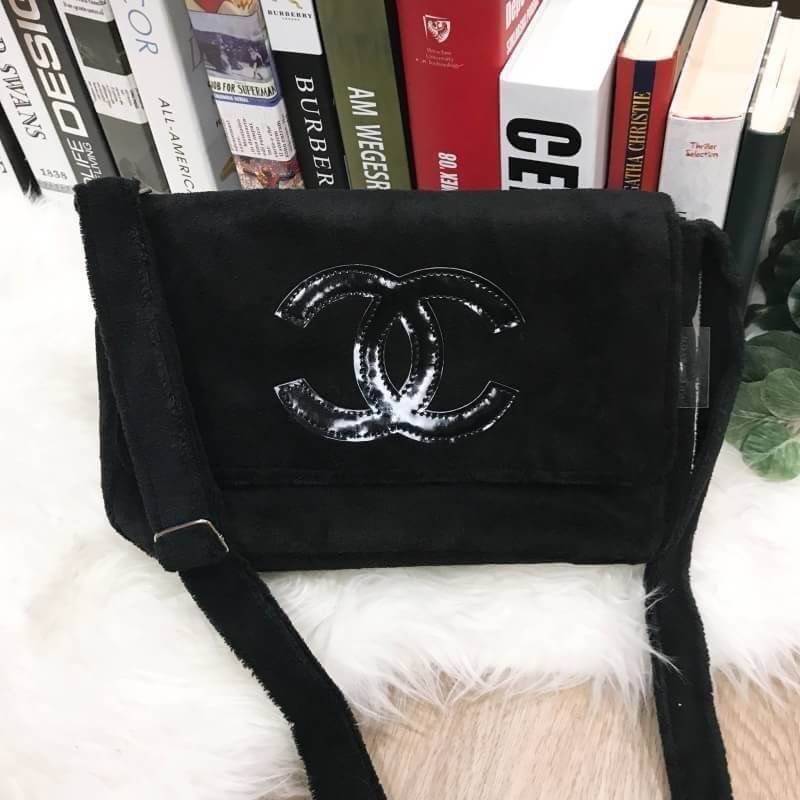Chanel Beaute Crossbody Bag กระเป๋าสะพาย VIP. GIFT ของแท้ จาก Chanel Cosmetic วัสดุขนวูฟสีดำหนานุ่ม ตัดโลโก้แบรนด์หนังแก้วอสวยโดดเด่น น้ำหนักเบา เปิดปิดด้วยฝาปิดกระดุมแม่เหล็ก ใบใหญ่กำลังดี ใส่ iPad, กระเป๋าสตางค์ใบยาว, และของจุกจิกได้เยอะ มาพร้อมสายยาวเล