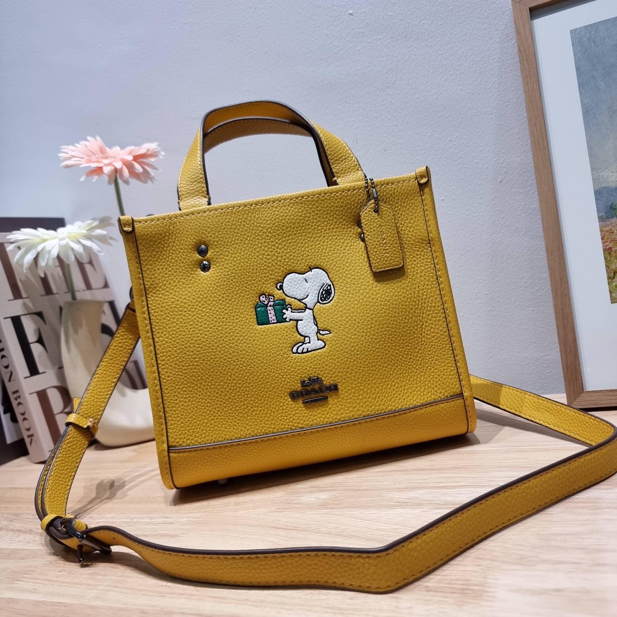 coach x peanuts dempsey tote 22 with snoopy present motif CE918 คอลเลคชั่นใหม่ น้องน่ารักเกินต้านไปมาก!! กับกระเป๋าทรงโท้ท ไซส์กำลังสวย ดีไซน์ ลายการ์ตูนยอดฮิต ที่ใครๆก็ต้องรู้จัก พิมพ์คมชัดลงบนหนัง pepble ผิวสัมน่าใช้ ปากกระเป๋ามีกระดุมแม่เหล็กปิดกันของห