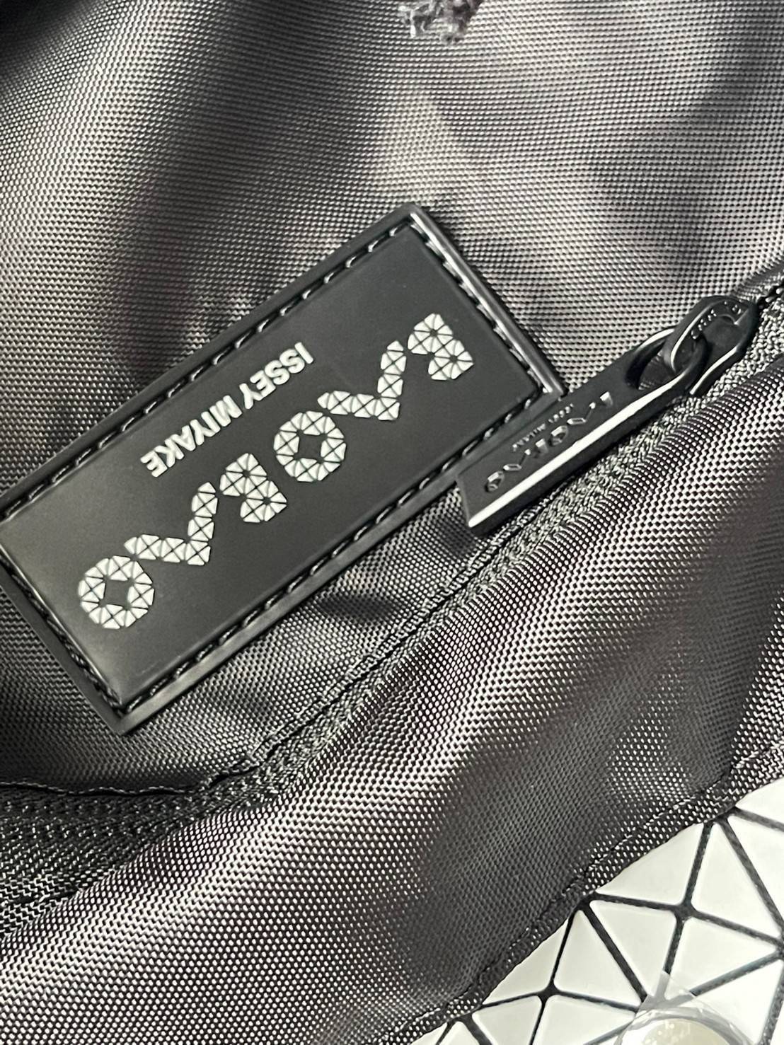 ORI 🥂 Baobao Issey Miyake Cart geometric tote bag / Miyake Cart Tote Bag รูปทรงที่สร้างขึ้นโดยบังเอิญ' เสื้อผ้าที่มีโครงสร้างและได้รับการออกแบบทางวิศวกรรมอันเป็นเอกลักษณ์ของแบรนด์ ส่งต่อไปยังเครื่องประดับที่น่าประทับใจและไร้กาลเวลาเหล่านี้ กร