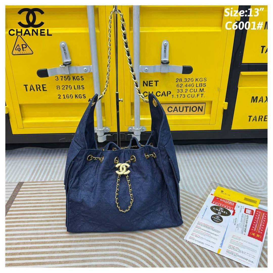 CHANEL 25 Small Handbag กระเป๋าสะพายทรงโฮโบ คอลใหม่ล่าสุด ต้อนรับฤดูกาล SPRING-SUMMER 2025 รูปทรงใช้งานได้จริง จุของได้ ถือเก๋ๆ เอวี่เดย์ลุค บอกเลยว่าดีไซน์เก๋มาก