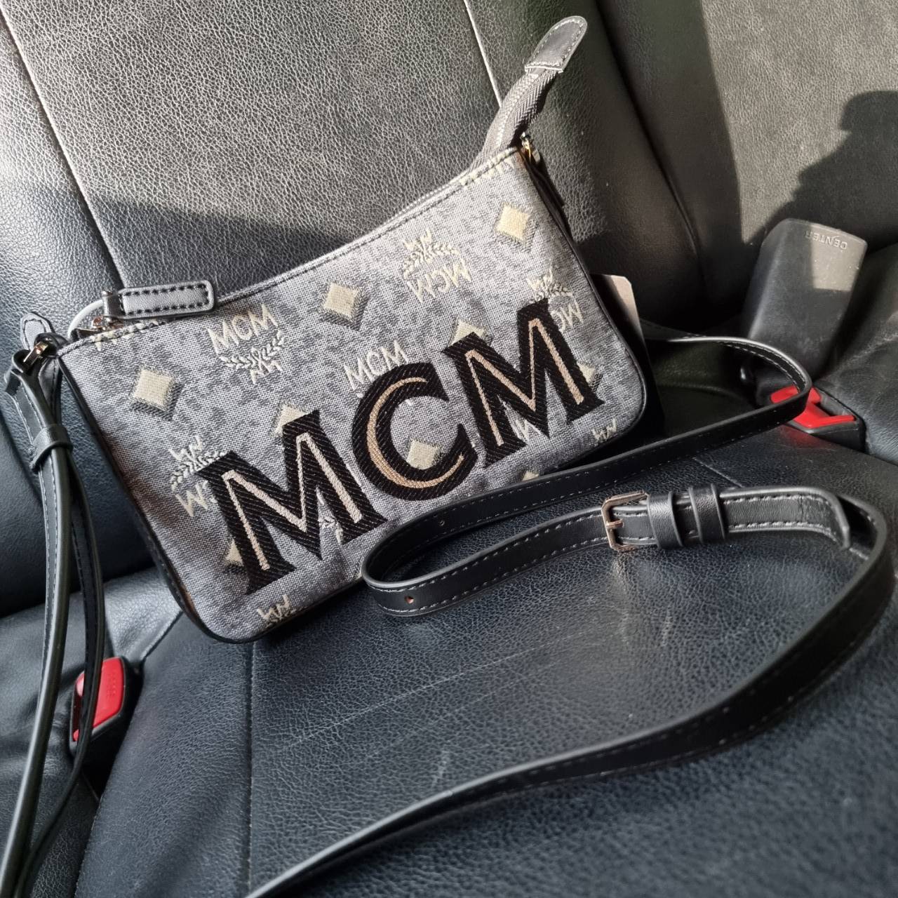 M.C.M MINI SHOULDER BAG IN VINTAGE JACQUARD MONOGRAM คอลเลคชั่นใหม่ล่าสุด โดดเด่นด้วยลายโมโนแกรม ถักทอบนผ้า woven jacquard กระเป๋าสะพายทรงพอชที่ไม่ธรรมดา มาพร้อมสายสะพายในตัว สามารถปรับใช้ได้ 2 แบบ สายยาวสะพายข้าง หรือจะนำสายเส้นกลางออกและปรับใช้สะพายไหล่