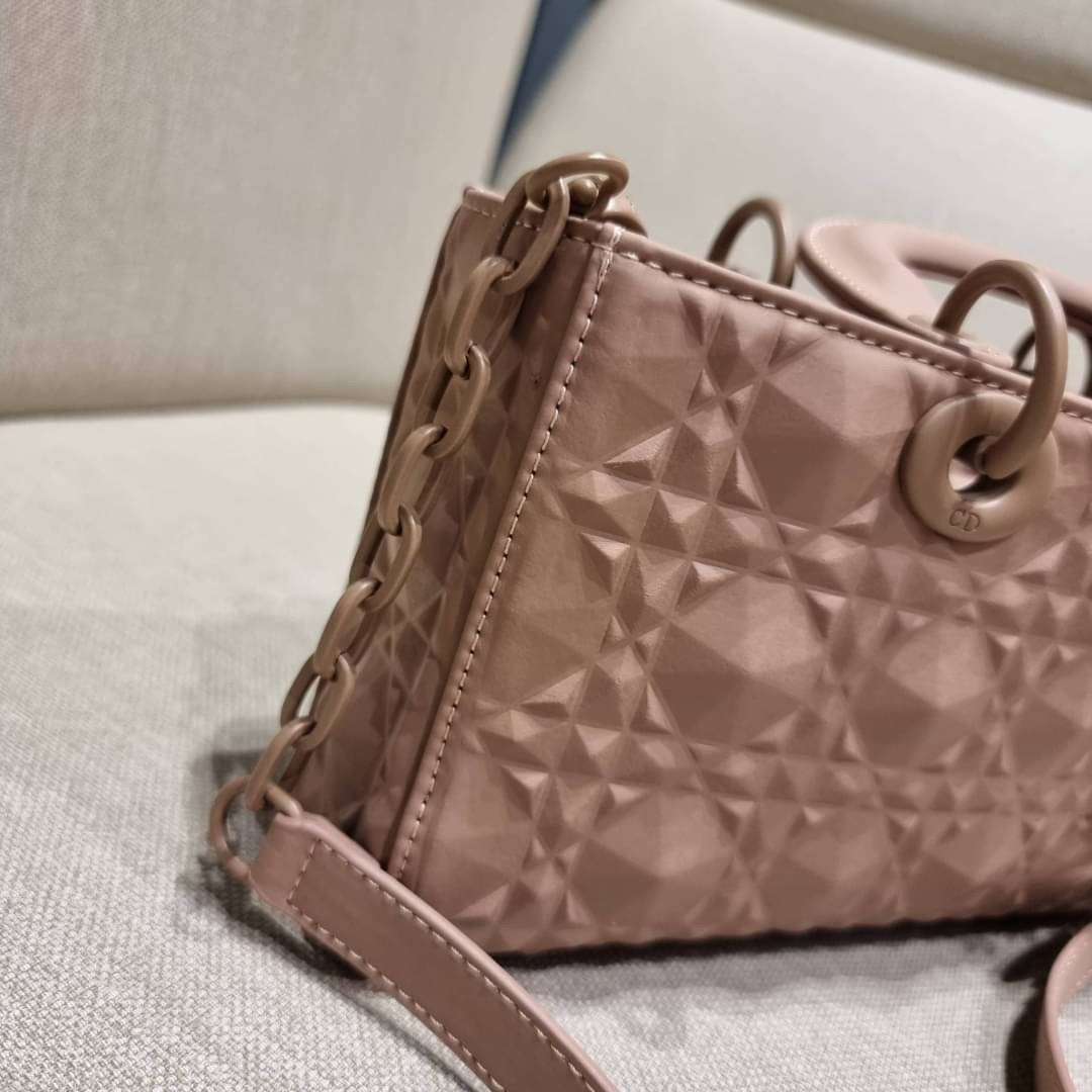 DIOR LADY D-JOY BAG Cannage Calfskin with Diamond Motif / CD LADY D-JOY BAG ดีไซน์ใหม่ อัพเลเวลความหรู กับกระเป๋าสะพายข้างที่รอบนี้ดีไซน์รูปทรงโฉมใหม่ ใช้งานง่ายขึ้น