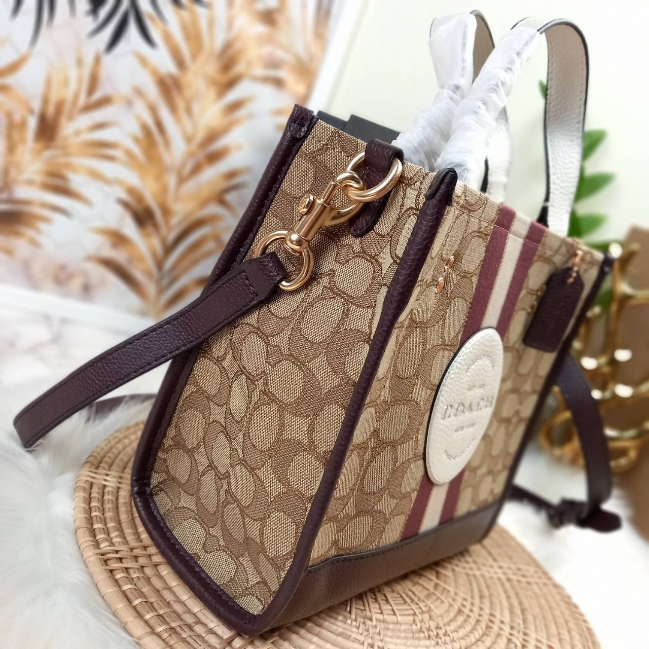 OUTLET 】COACH DEMPSEY TOTE 22 IN SIGNATURE JACQUARD WITH STRIPE AND COACH PATCH (C8406) สีใหม่ น่าใช้อีกแล้ววว 🌺กระเป๋าTOTE ทรงฮิตขนาดกำลังดี มีสายสะพายยาว ถอดได้ ปรับระดับได้ //ลุคไหนๆจัดว่าเกิดทุกงาน //วัสดุ Jacquard ทอลาย signature คาดแถบสีด้าน