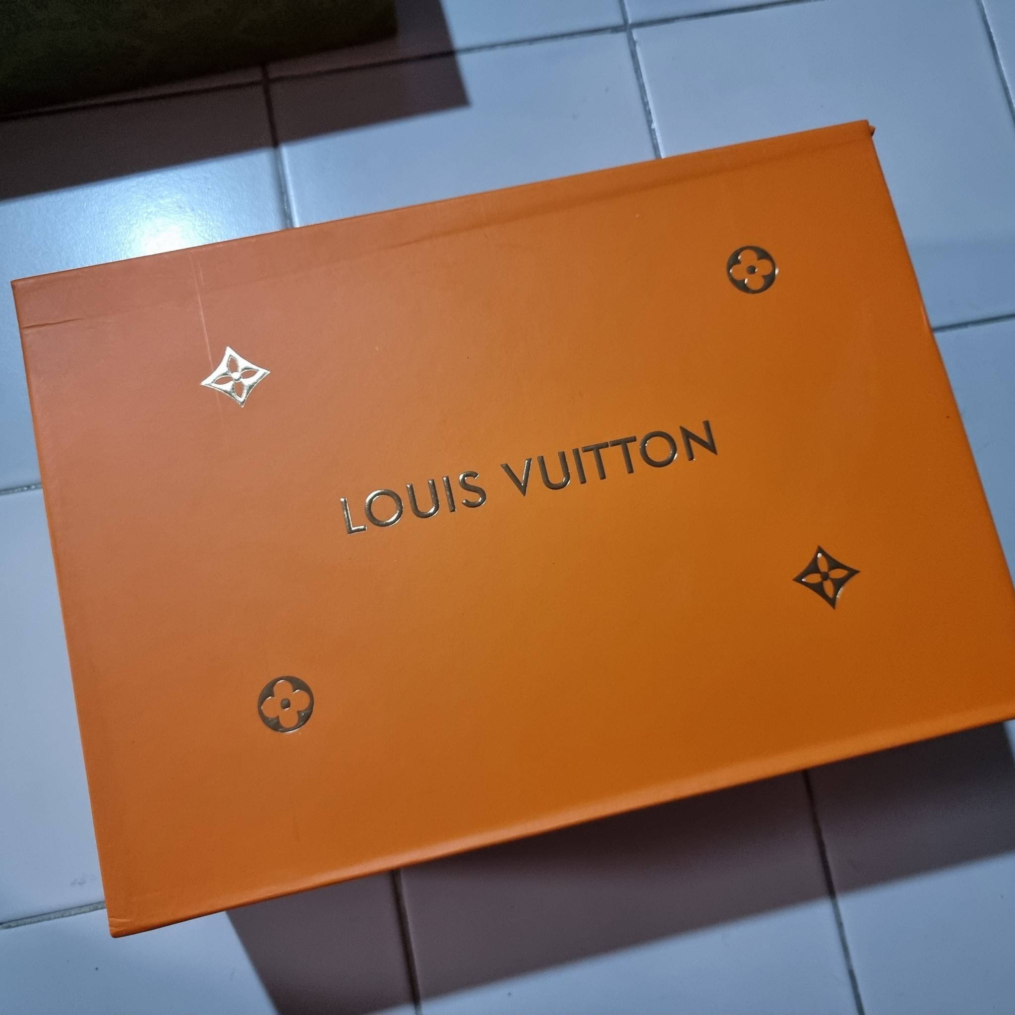 ใหม่ล่าสุดจาก LV monogram vintage box bag มาพร้อม box set สุดหรูรุ่นนี้ดีเทลยอดเยี่ยม เก็บรายละเอียดได้ดีและโดดเด่น ถือแล้วผู้ดีมาก!! วัสดุหนังแคนวาสสลับหนังแท้ เปิด-ปิดด้วยตัวบีบล็อค แน่นหนา ภายในโล่งกว้าง เลิศตรงที่เก็บทรง ขยายทรงด้านข้างได้ คอนโทรลด้วย