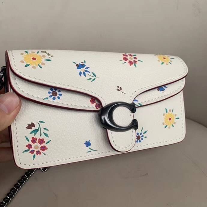 COACH TABBY CROSSBODY WITH WILDFLOWER PRINT ((810)) พร้อมส่งที่ไทยค่ะ! กระเป๋าสะพายครอสบอดี้ร์หรือสามารถถือแบบคลัทออกงานสวยๆได้เลยนะคะ วัสดุหนังแท้ หนังนิ่มค่ะ