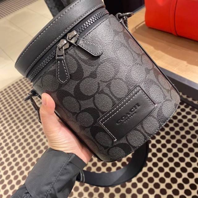 Coach Barrel Crossbody In Signature Canvas C9843 กระเป๋าถือสุดชิคตามแบบฉบับของ Coach ใบนี้หยิบมาแมตช์กับเสื้อผ้าได้ง่ายมาก ใช้งานได้แบบยูนิเซท ทั้งชายและหญิง เพราะมีดีไซน์ที่เรียบเก๋
