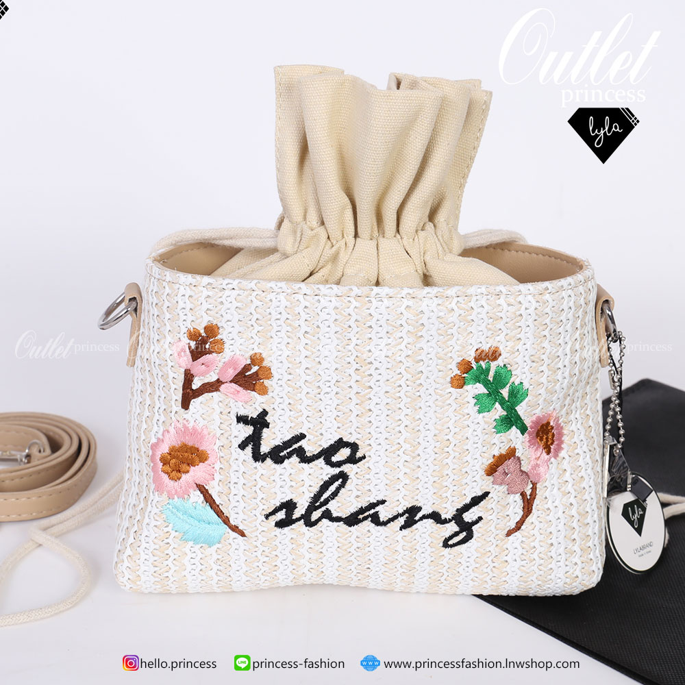 LYLABRAND🔔 WHITE WOVEN WITH LININ🔔 กระเป๋าที่ถือเข้าได้กับแนวหวานๆทุกแนว ไม่ว่าจะใส่เดรสยาว เดรสสั้น แค่หยิบใบนี่มาถือ ก็ทำให้ลุค คอมพลีท ขึ้นมาทันทีค่ะ❤️