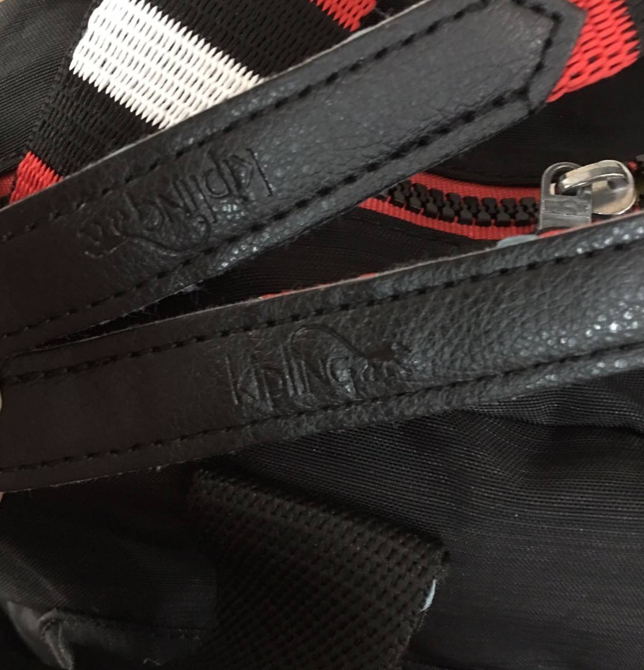 Kipling K13636 Defea Handbag ใช้สำหรับถือ/สะพายข้างได้ค่ะ สายถอดออกได้ ด้านหน้ามี 2 ช่องซิปและยังช่องซิปเชียงและช่องอื่นอีก ด้านหลังมีอีก 1 ช่องซิปยาวค่ะ ปากกระเป๋าหลักด้านบนปิด 2 ซิป ก้นมีฟองน้ำกันกระแทก มีช่องซิปอีก 1 ช่อง ช่องเล็กอีกตามรูป ใช้ได้ทุกโอก