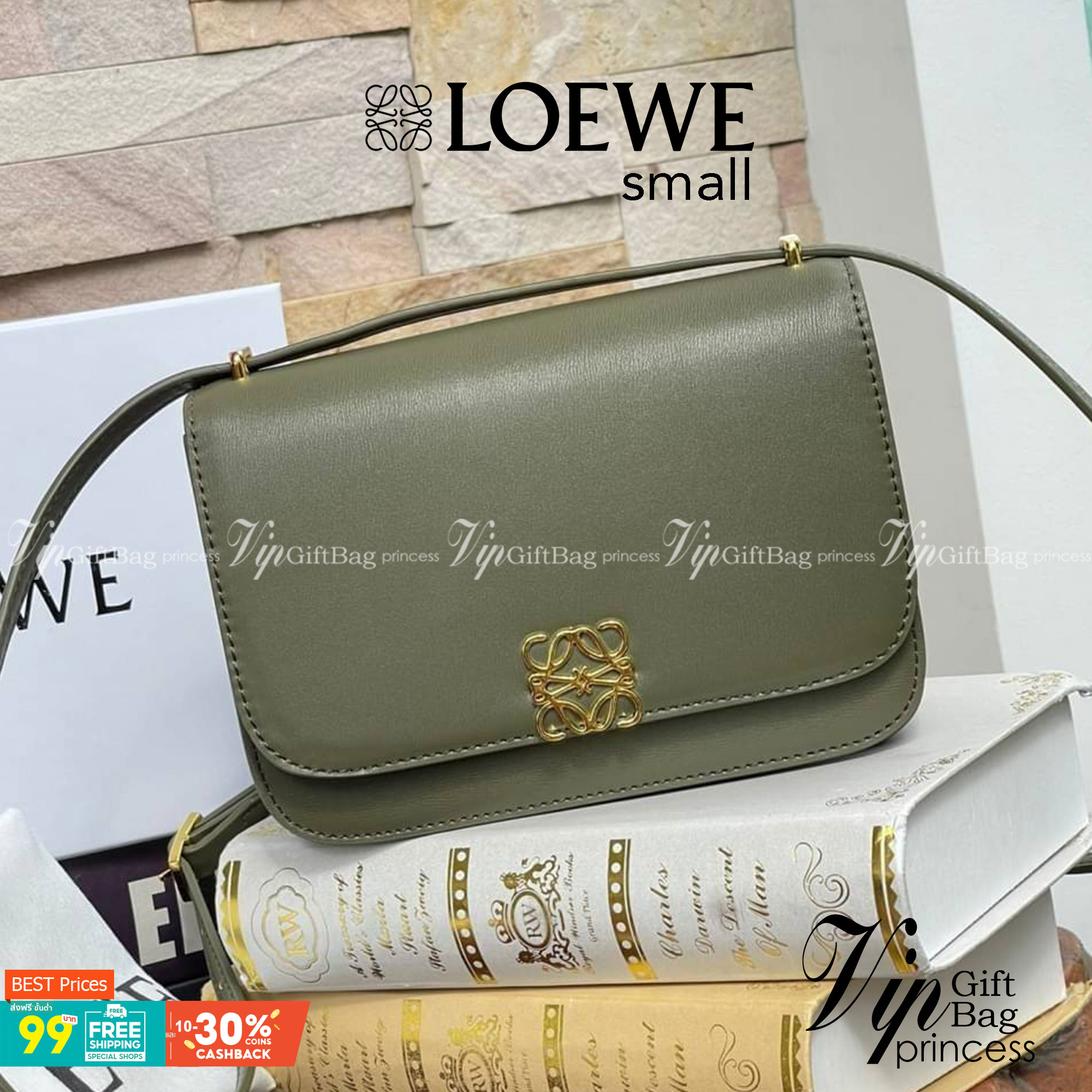 small : LOEWE Goya anagram small leather shoulder bag มาทำความรู้จักทุกดีเทลของ กระเป๋า GOYA ไอเท็มใบใหม่ล่าสุดจาก Loewe ด้วยรูปทรงกล่องอันคลาสสิกที่มาพร้อมรายละเอียดอันน่าค้นหา ด้วยรูปทรงบ็อกสุดคลาสสิก พร้อมโครงสร้างที่กะทัดรัดเปี่ยมไปด้วยสเน่ห์น่าค้นหา 