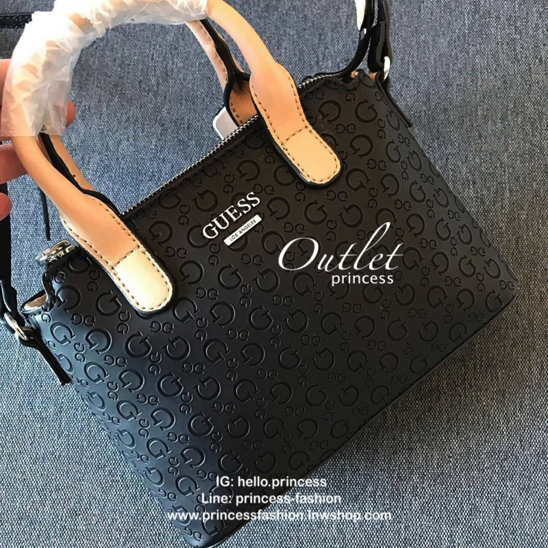 GUESS BALDWINPARK MINI BAG กระเป๋าถือหรือสะพาย วัสดุ Saffiano PU คุณภาพดี นิ่ม น้ำหนักเบา ด้านหน้าประดับด้วยโลโก้แบรนด์สวยหรู ตัวกระเป๋าลาย G ทั้งใบ เปิดปิดกระเป๋าด้วยซิปสะดวกใช้ ด้านในโล่งกว้างมีช่องสำหรับใส่ของหลายช่อง ใส่กระเป๋าสตางค์ใบกลางได้ ใส่Iphon