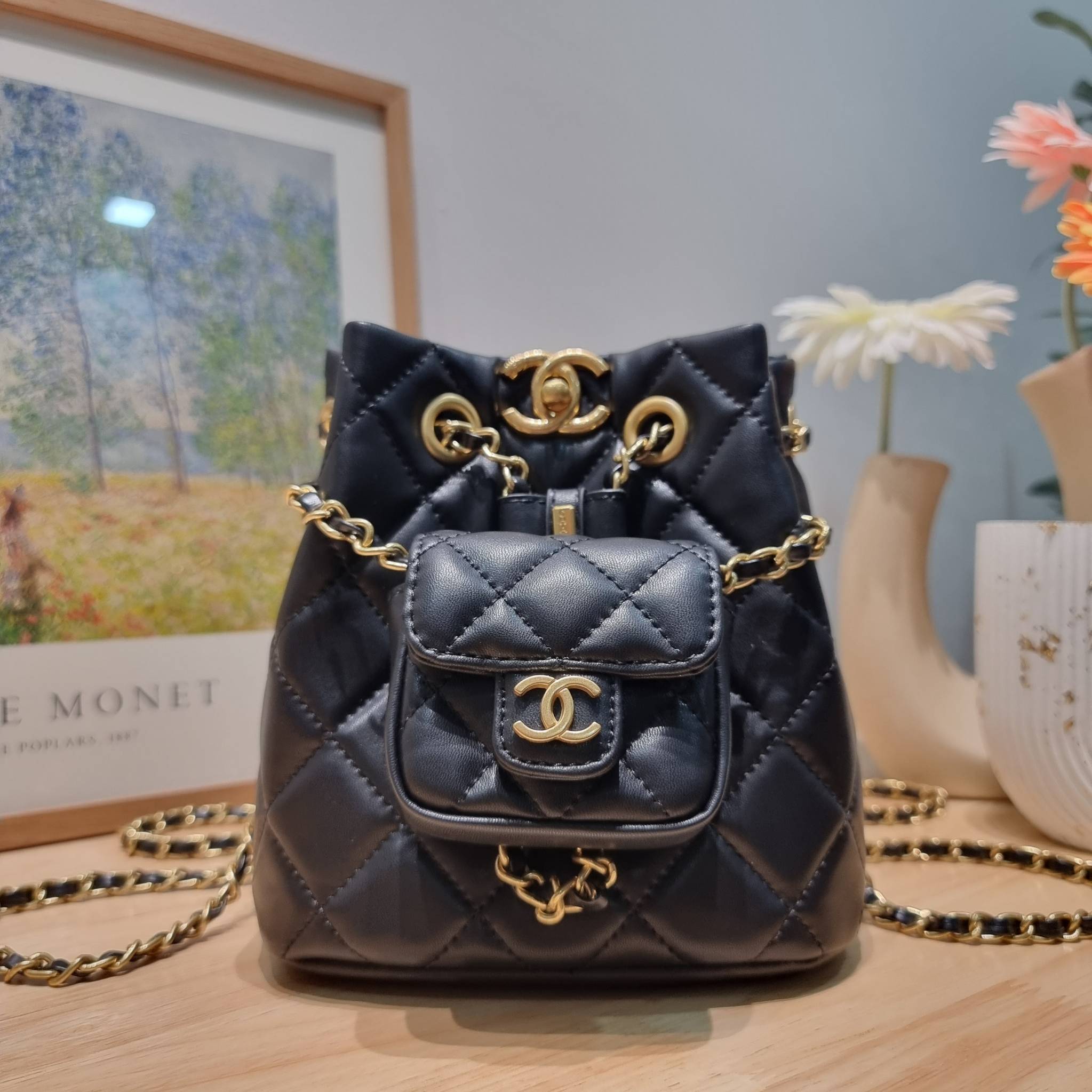 Chanel small backpack กระเป๋าสะพายหลังใบเล็ก โลหะสีทอง ดีไซน์ 2023 น้องน่ารักตะโกนม้าก!! กับกระเป๋าทรงเป้ ขนาดน่ารักน่าใช้ ดีเทลดีงาม มีใบลูกติดในตัวกระเป๋า สะดวกใช้สุดๆ