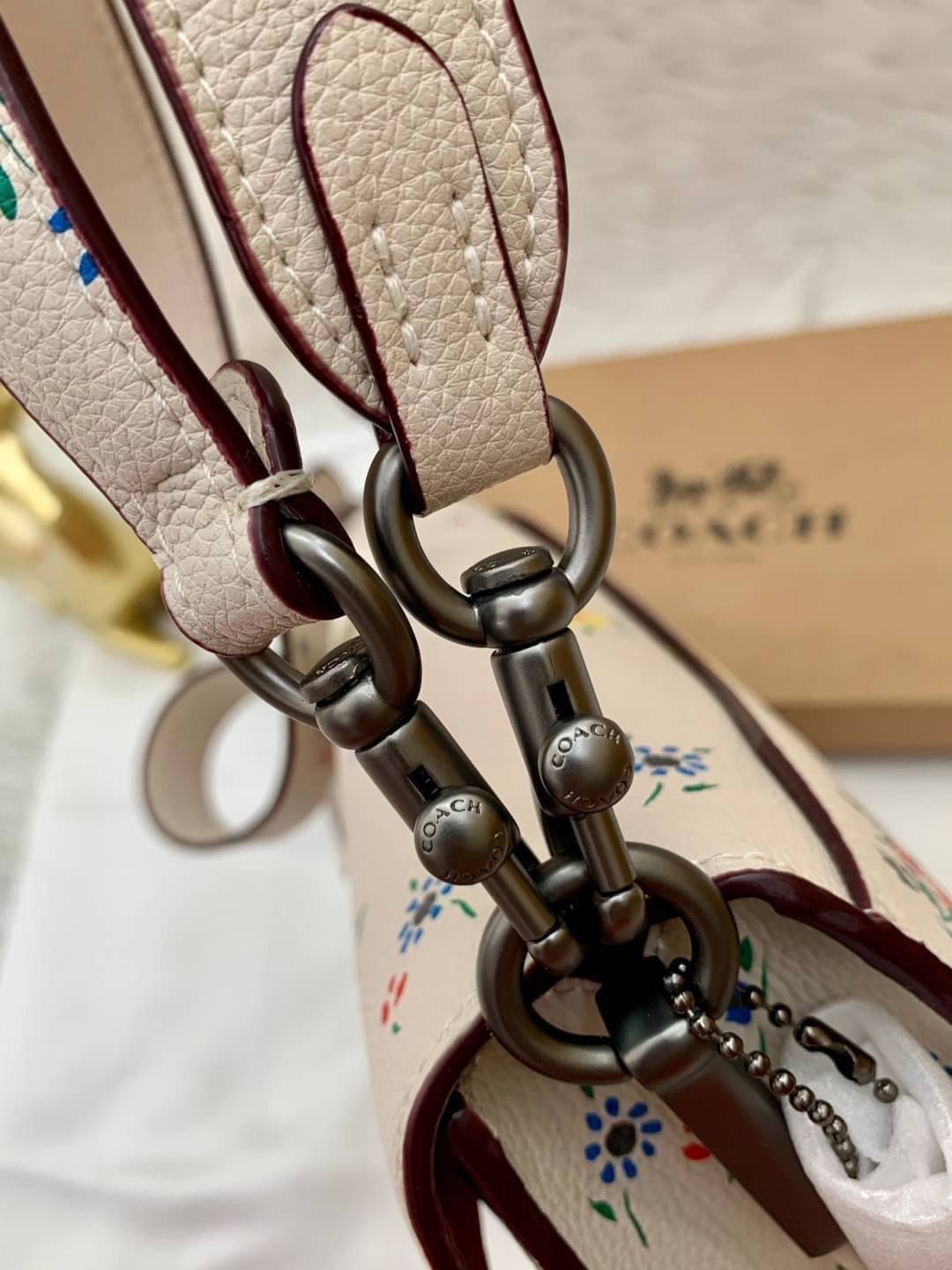 OUTLET 】รุ่นหายาก รุ่นตามหา ห้ามพลาดค่ะ! COACH TABBY FLORALPRINT ((B2081-630)) Wildflower-print Leather Shoulder Bag In White พร้อมส่งอีกครั้งค่ะ! กระเป๋าหิ้ว//สะพายไหล่//สะพายข้างได้หรือถือแบบคลัทออกงานได้เลย สุดคุ้ม! หนังแท้นิ่มอย่างดี 🌸 จุดเด่น