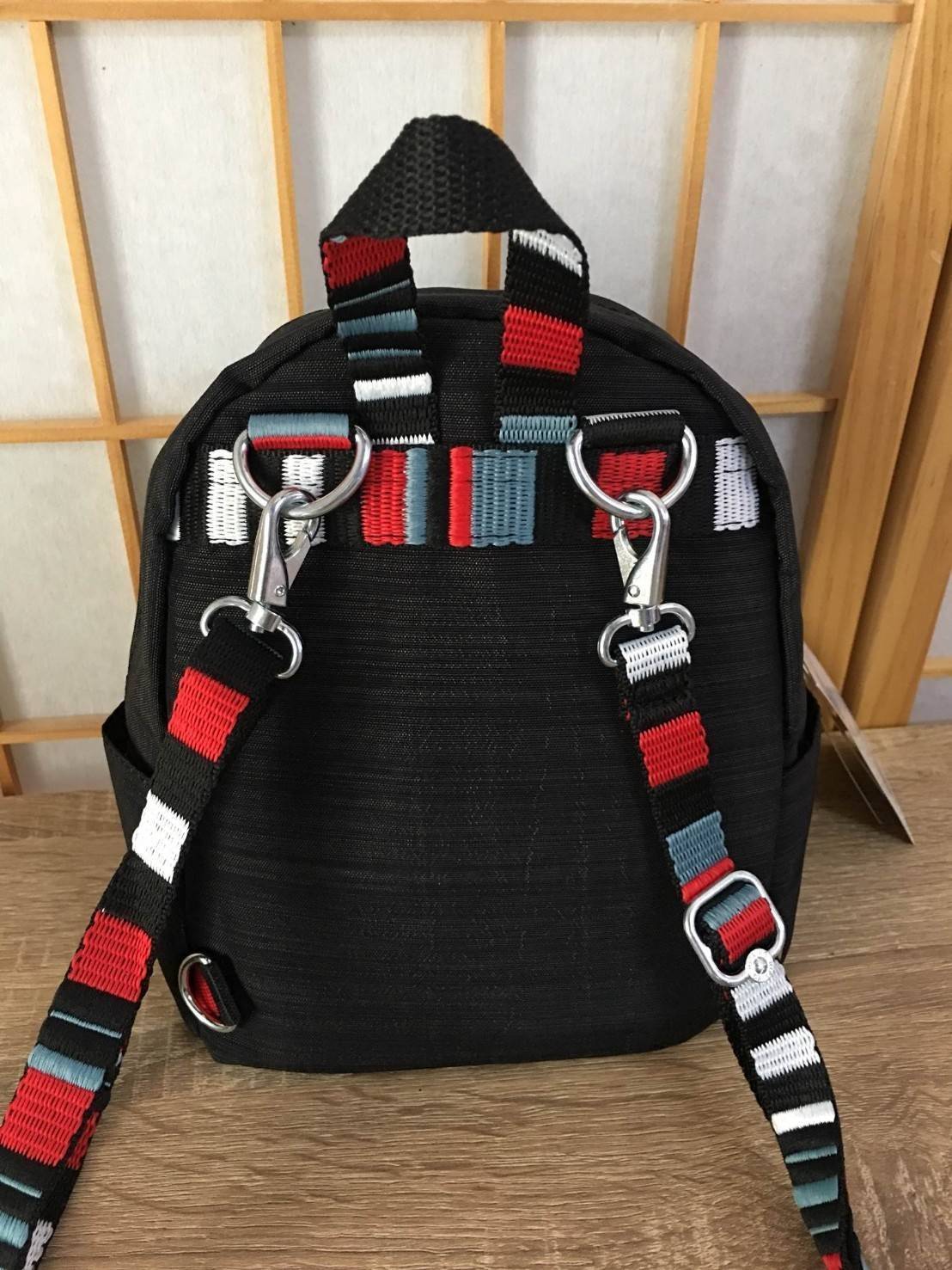 Kipling Mini K12673 กระเป๋าขนาดมินิ ใช้งานได้ถึง 3 แบบ ปรับเป็นเป้สะพายหลัง สะพายข้าง และมีหูหิ้ว ลวดลายสวยน่ารัก มีช่องเก็บหลายช่องแยกเก็บของจุกจิก ด้านข้างมีช่องโล่งไว้ใส่ของที่ต้องหยิบใช้บ่อยครั้ง สะพายได้กับสาวทุกลุคเลยค่ะ ไม่ควรพลาดเลยค่ะรุ่นนี้รีบจอ