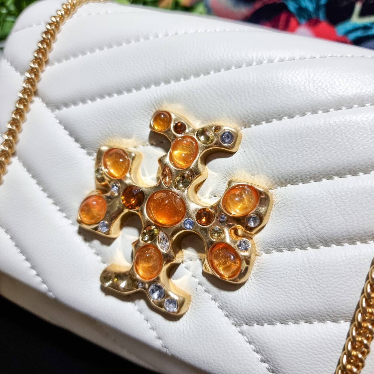 TORY BURCH KIRA CHEVRON EMBELLISHED LOGO MINI BAG ตามคำเรียกร้องจ้า!! ไซส์มินิ สะดวกใช้ พกพาง่าย สไตล์คุณหนู!! กระเป๋าสะพายข้าง ดีไซน์ทรงคลาสสิค โดดเด่นด้วยโลโก้ดีไซน์ประดับเม็ดสี เพิ่มมูลค่าและดึงดูดสายตามากขึ้น วัสดุหนังแกะ สัมผัสนิ่มมือ เปิด-ปิดด้วยกระ